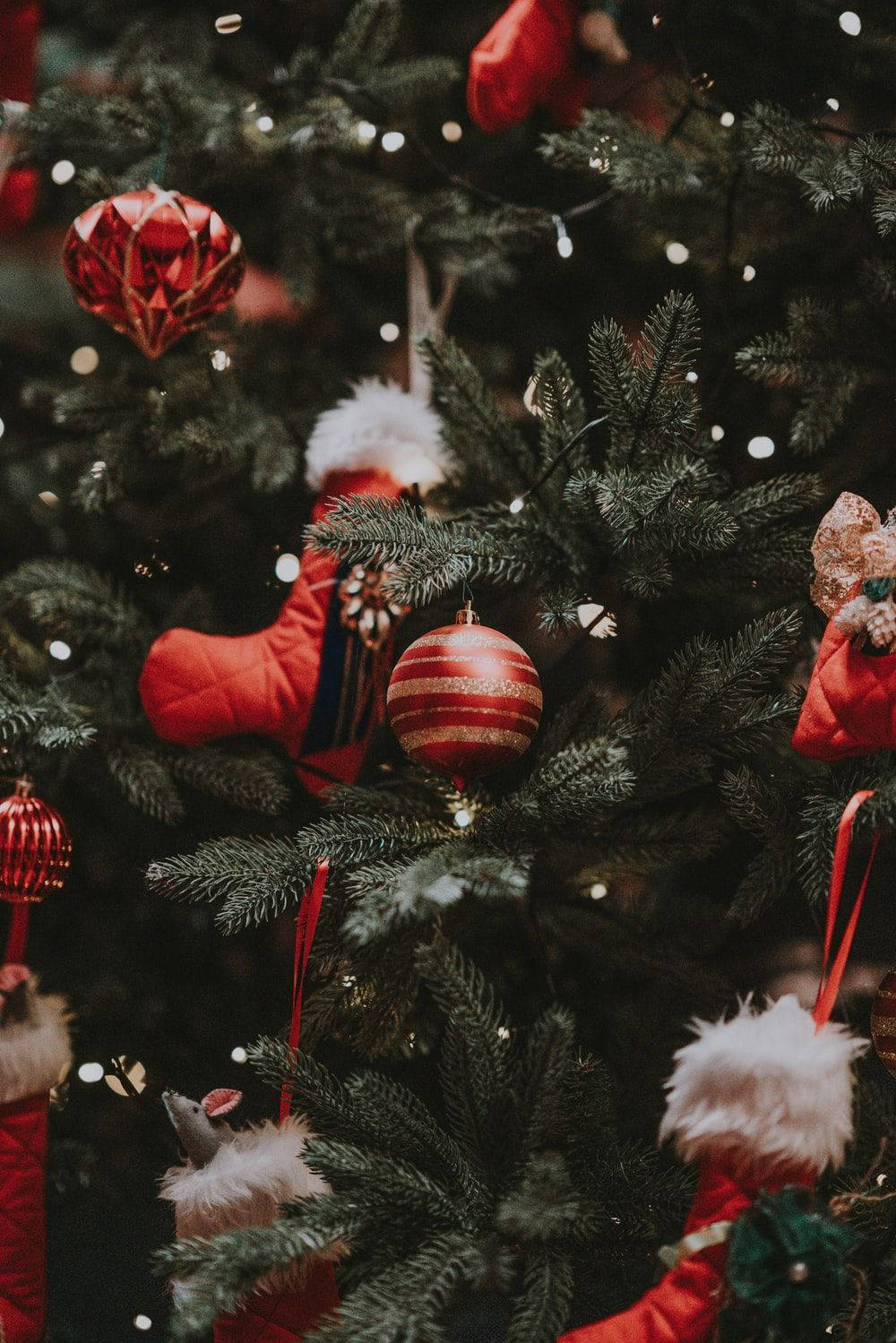 かわいい赤を基調としたクリスマスツリー 壁紙