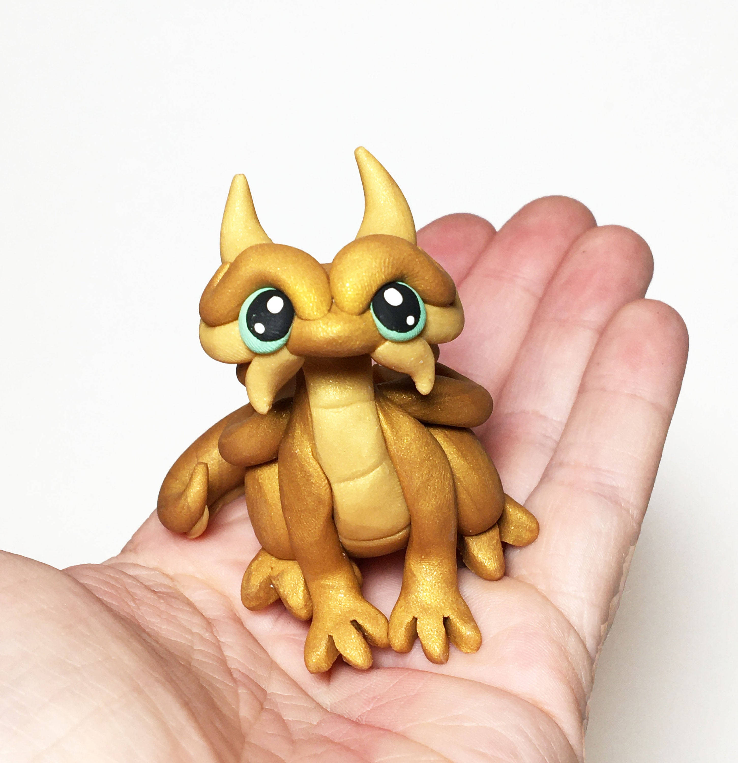 かわいい金のドラゴン 壁紙