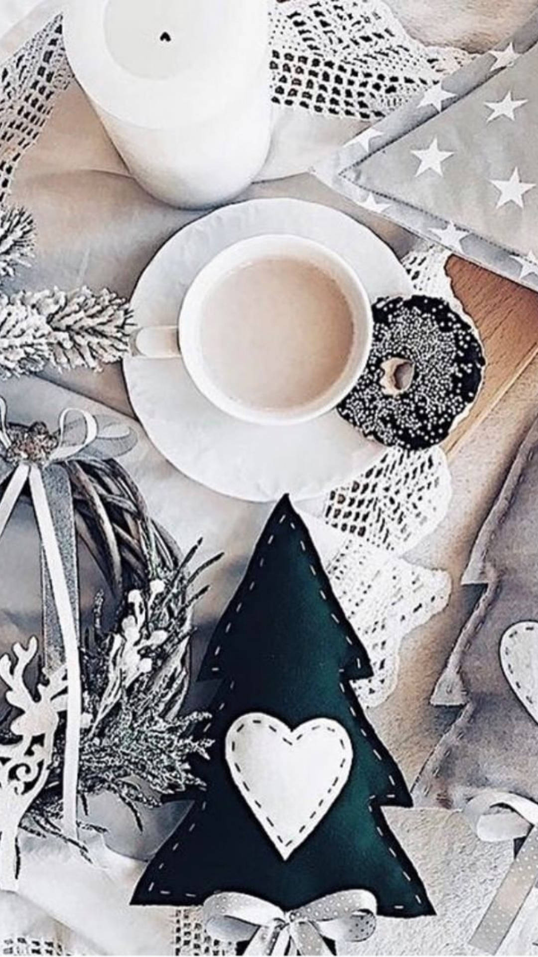 こたつに飾られたクリスマスツリーとコーヒー 壁紙