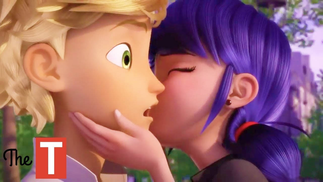 てんとう虫と黒猫のキスに驚き 壁紙