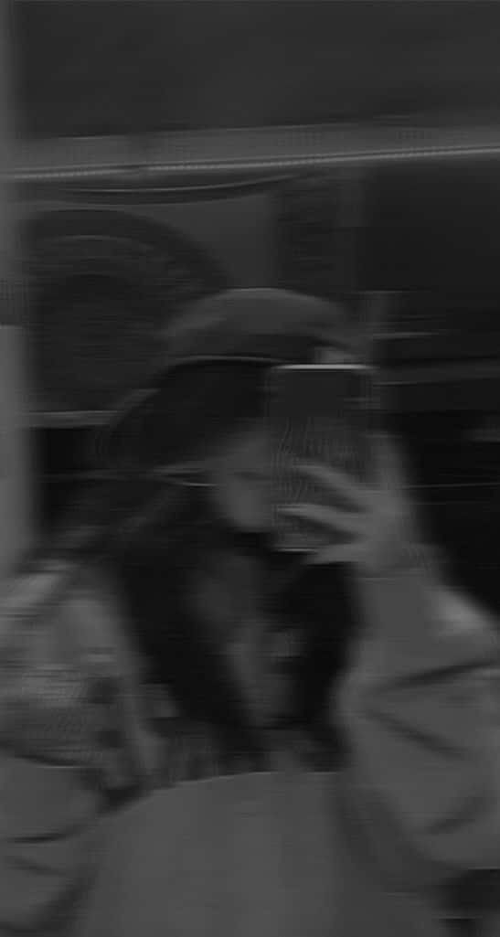 ぼやけたブラック・エステティックなミラー自撮り写真 壁紙
