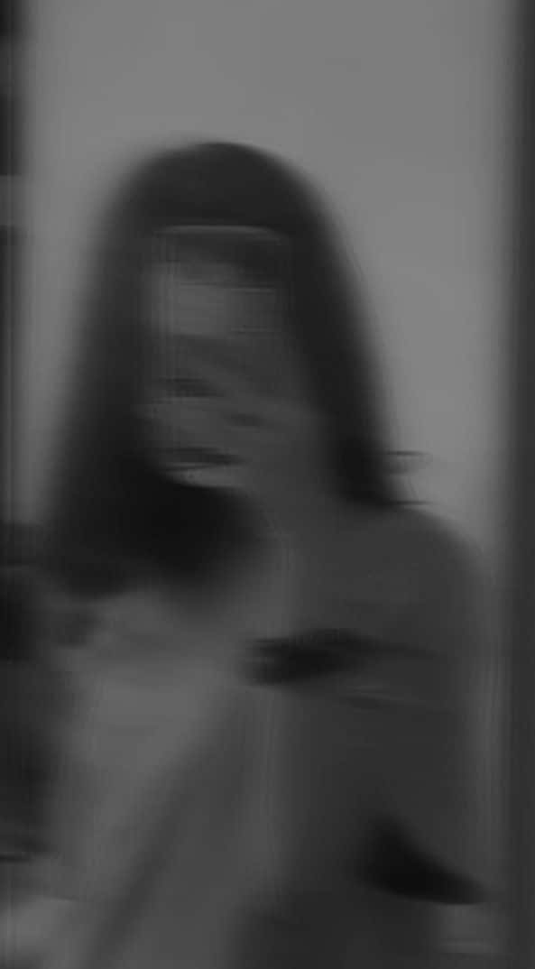 ぼやけた鏡越しの自撮り写真 壁紙