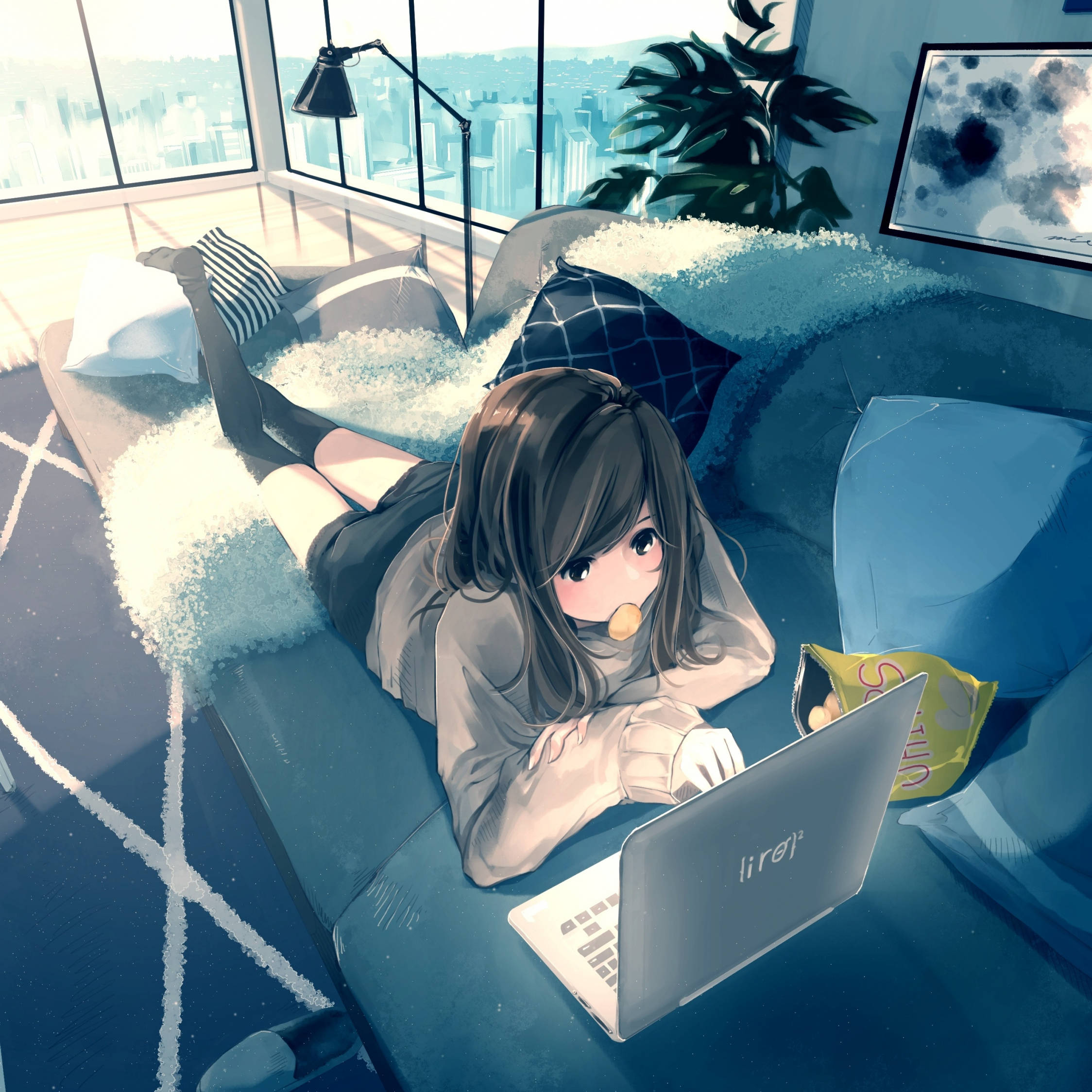 アニメの少女がノートパソコンで作業中に横になる 壁紙