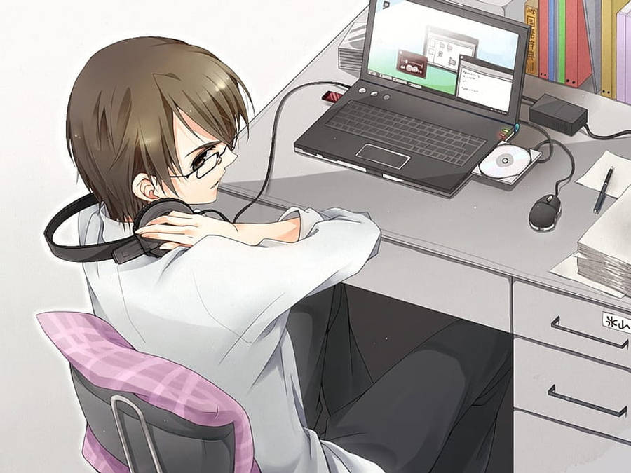 アニメの男性がヘッドホンを手に持ちながらノートパソコンで作業中 壁紙