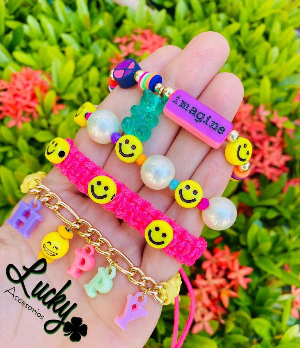 インディーキッド風ピンクのブレスレット 壁紙