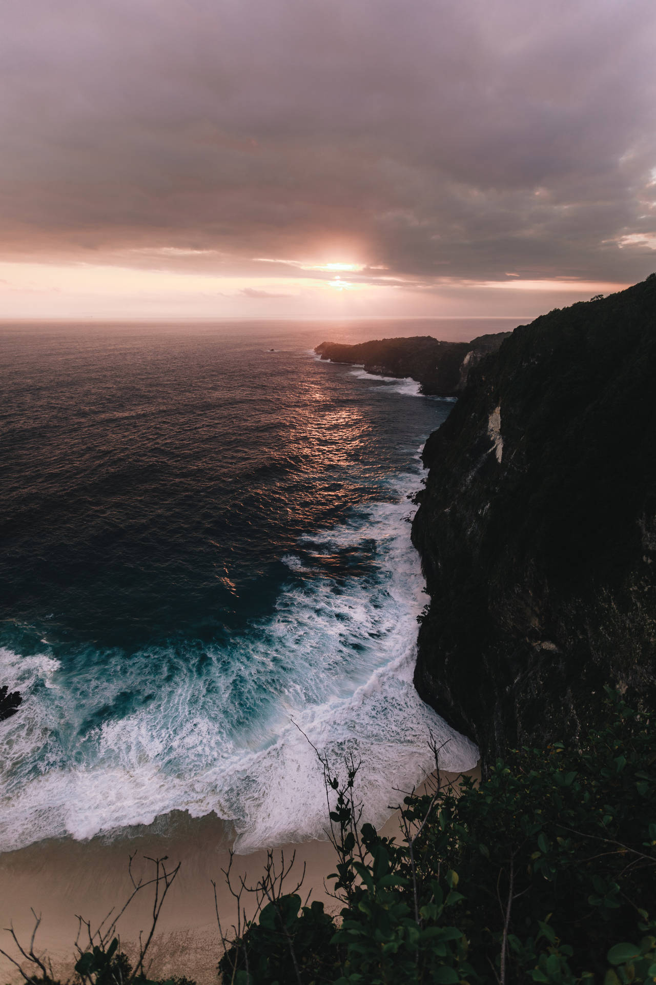 インドネシアの夕日の中の海と島。