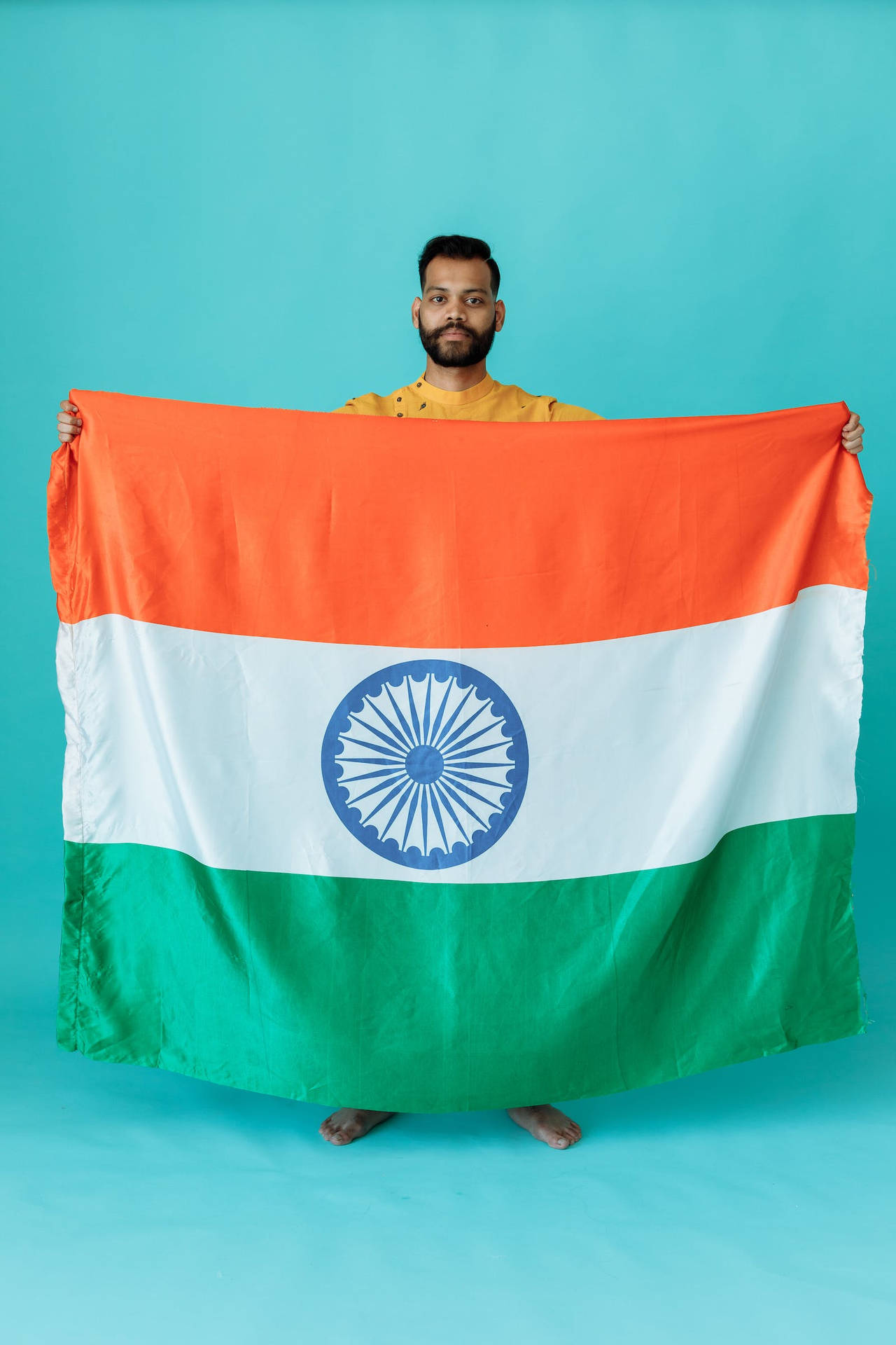 インド国旗を掲げる男性のフリーストックフォト