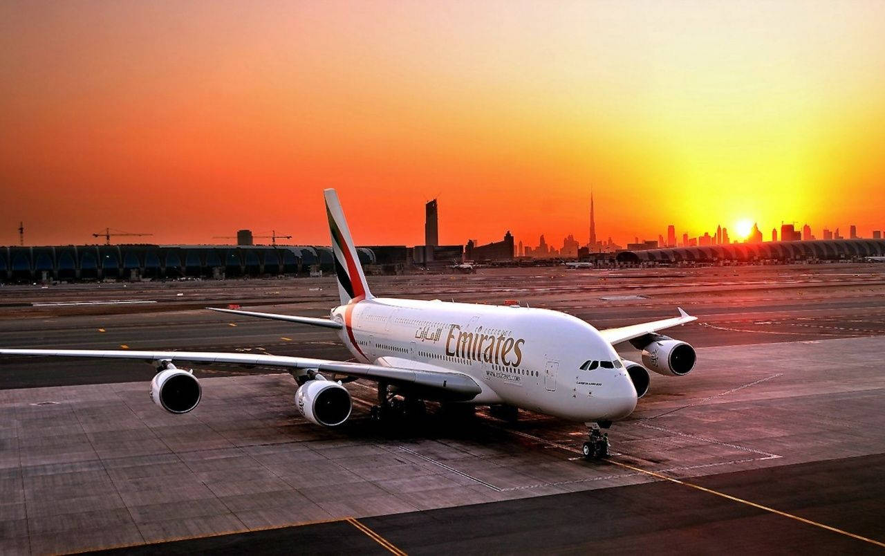 エミレーツA380と美しい夕日 壁紙