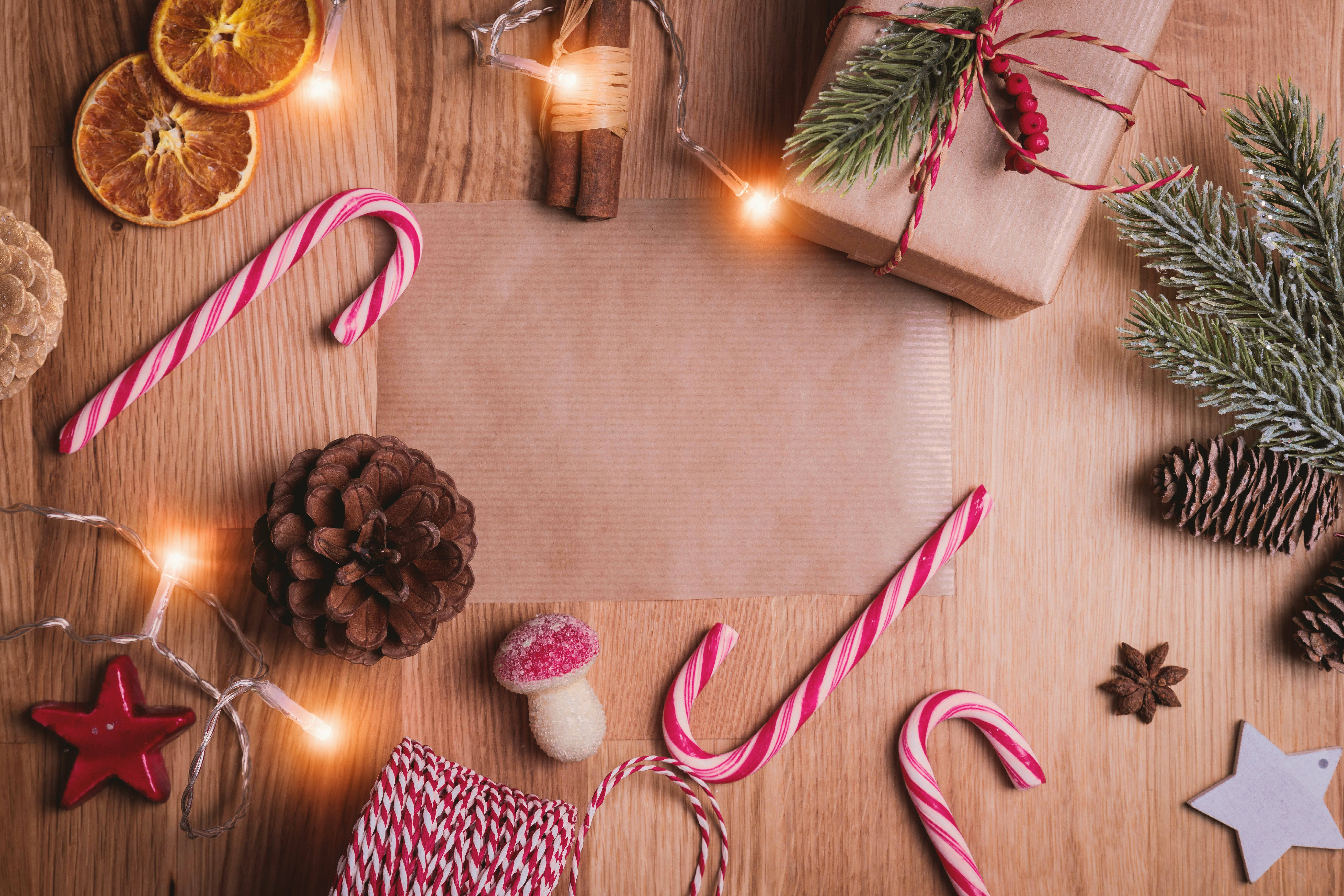 オーストラリアのクリスマスを祝う：赤いオーナメント 壁紙