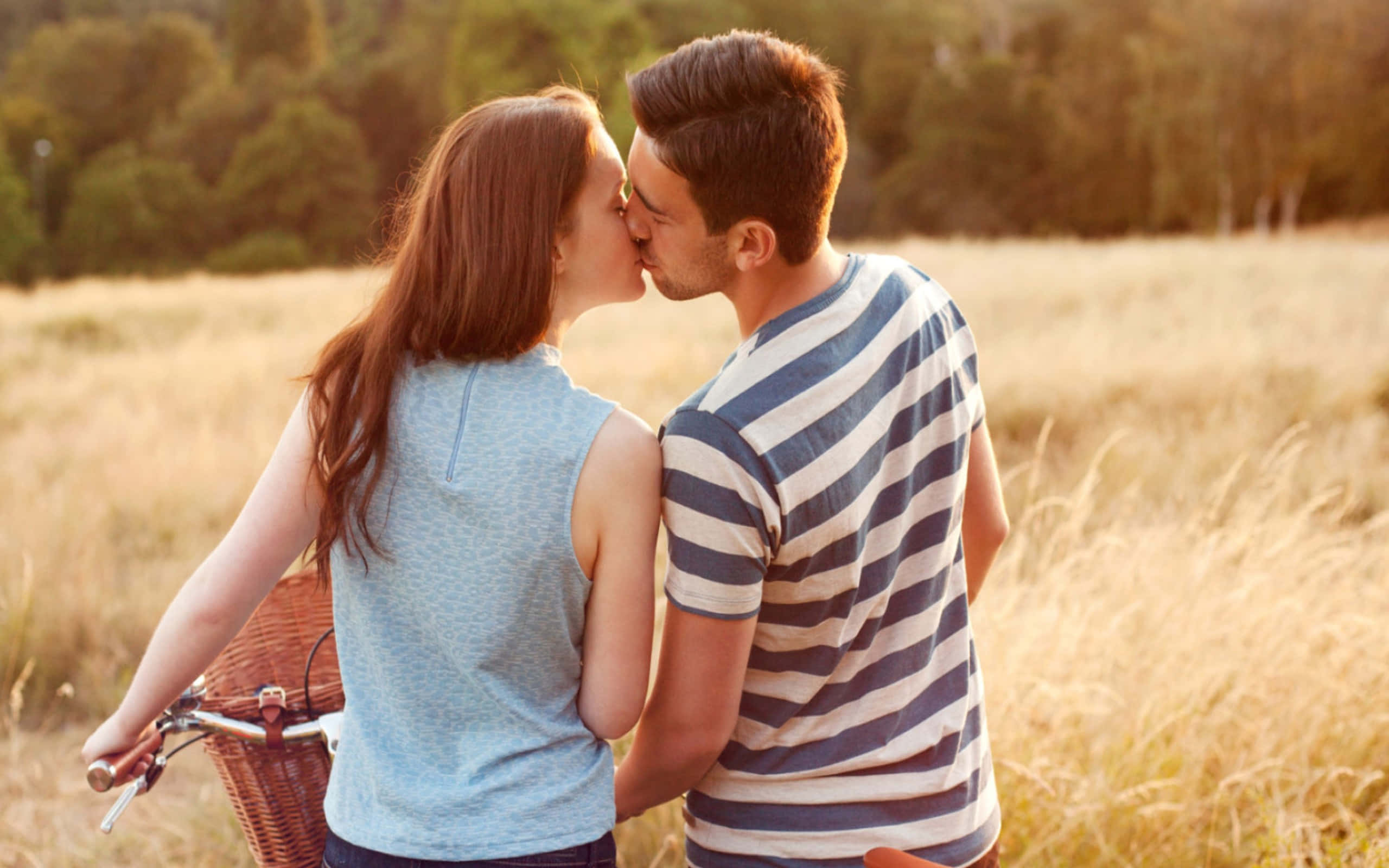 カップルのキス写真 壁紙