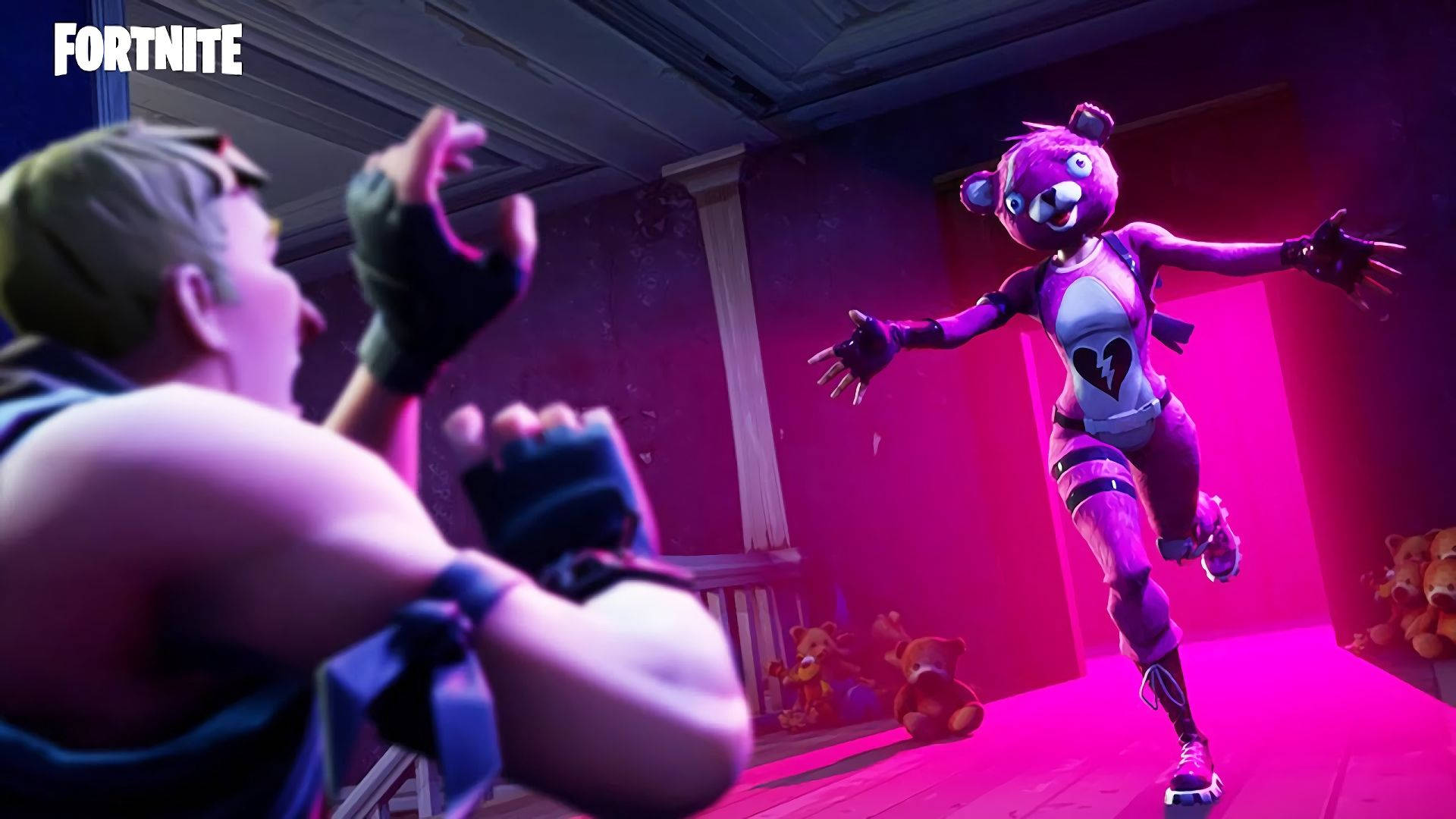 ピンクのテディベアキャラクターが男性キャラクターに向かって走るFortnite HD壁紙