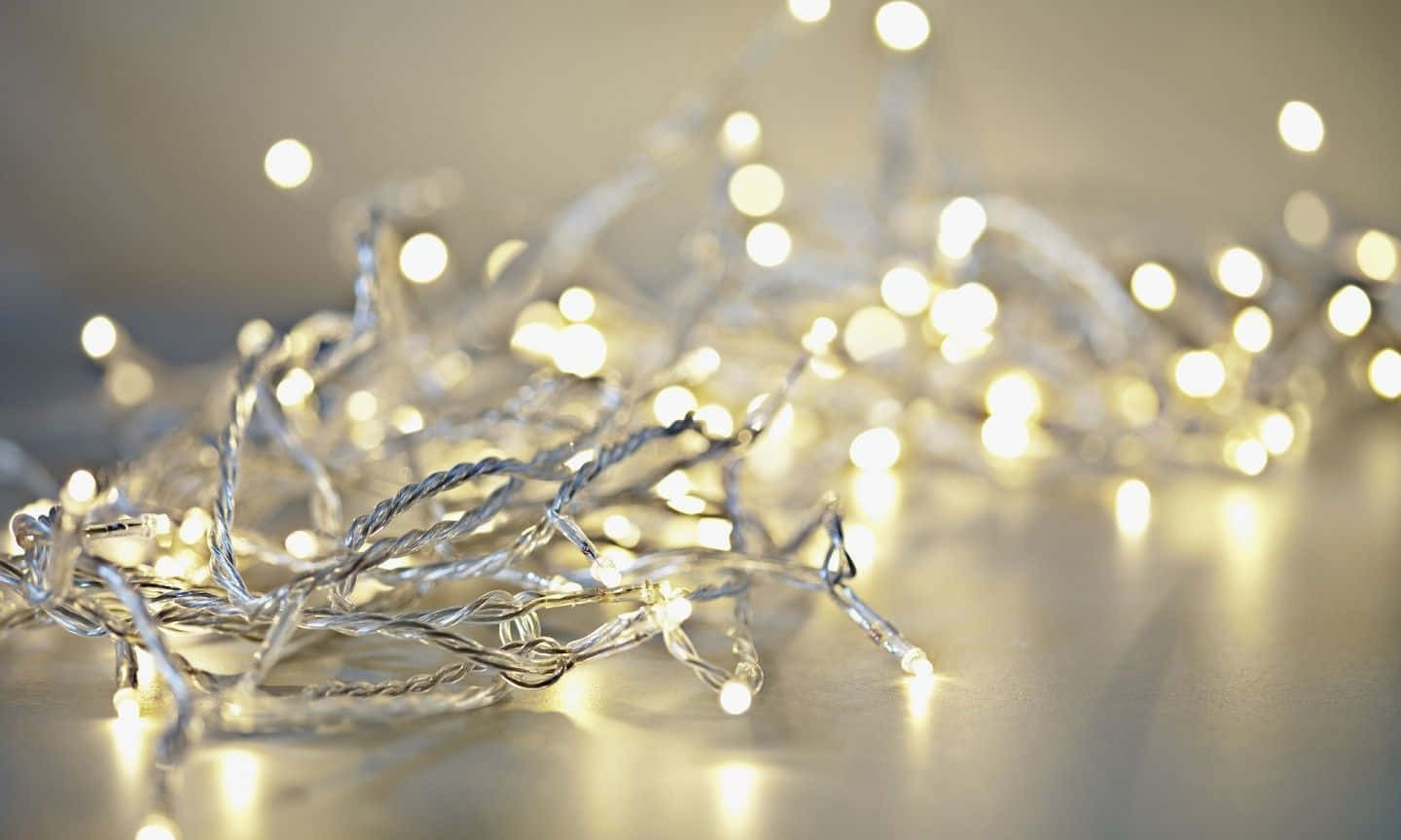 カラフルなクリスマスライトでホリデーを祝う 壁紙