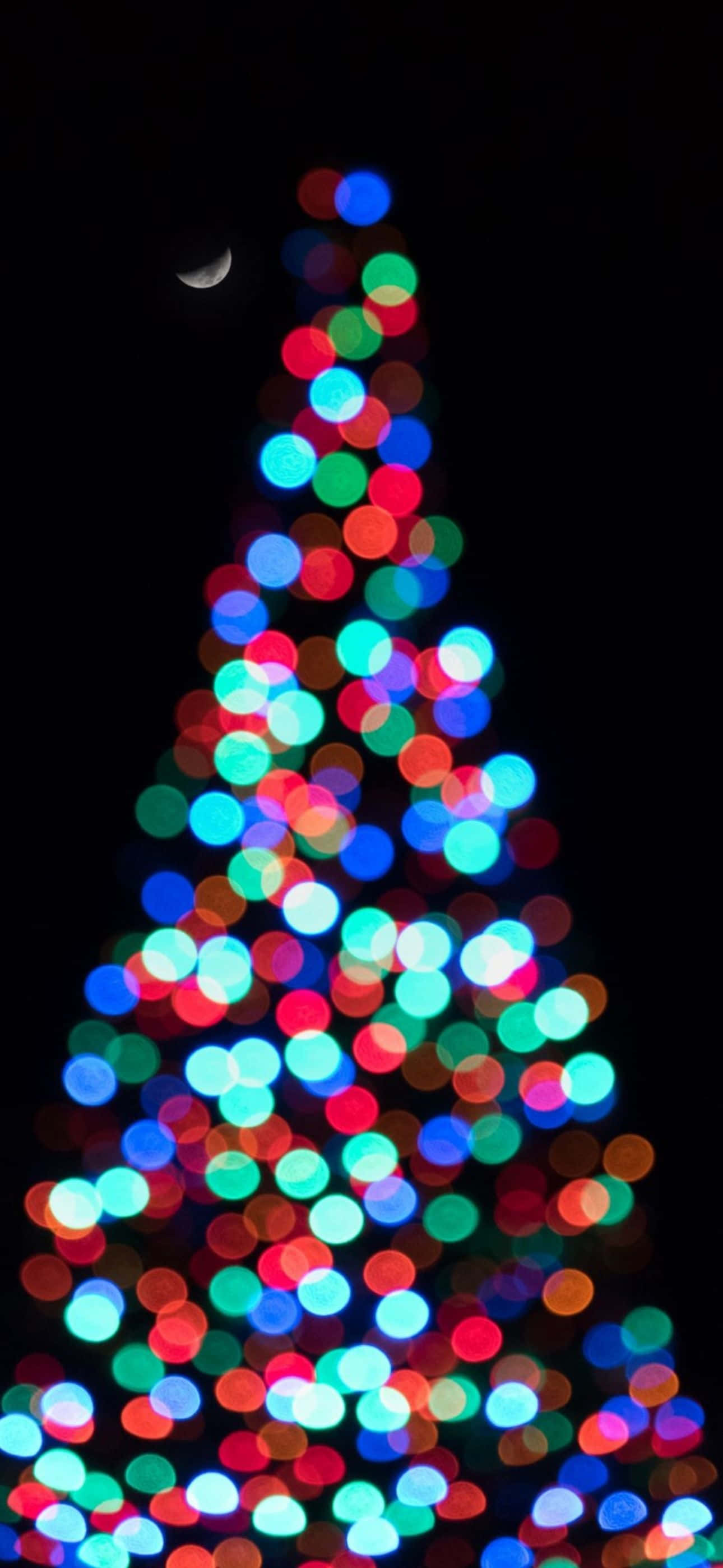 カラフルなライトが輝くクリスマスツリーの背景 壁紙