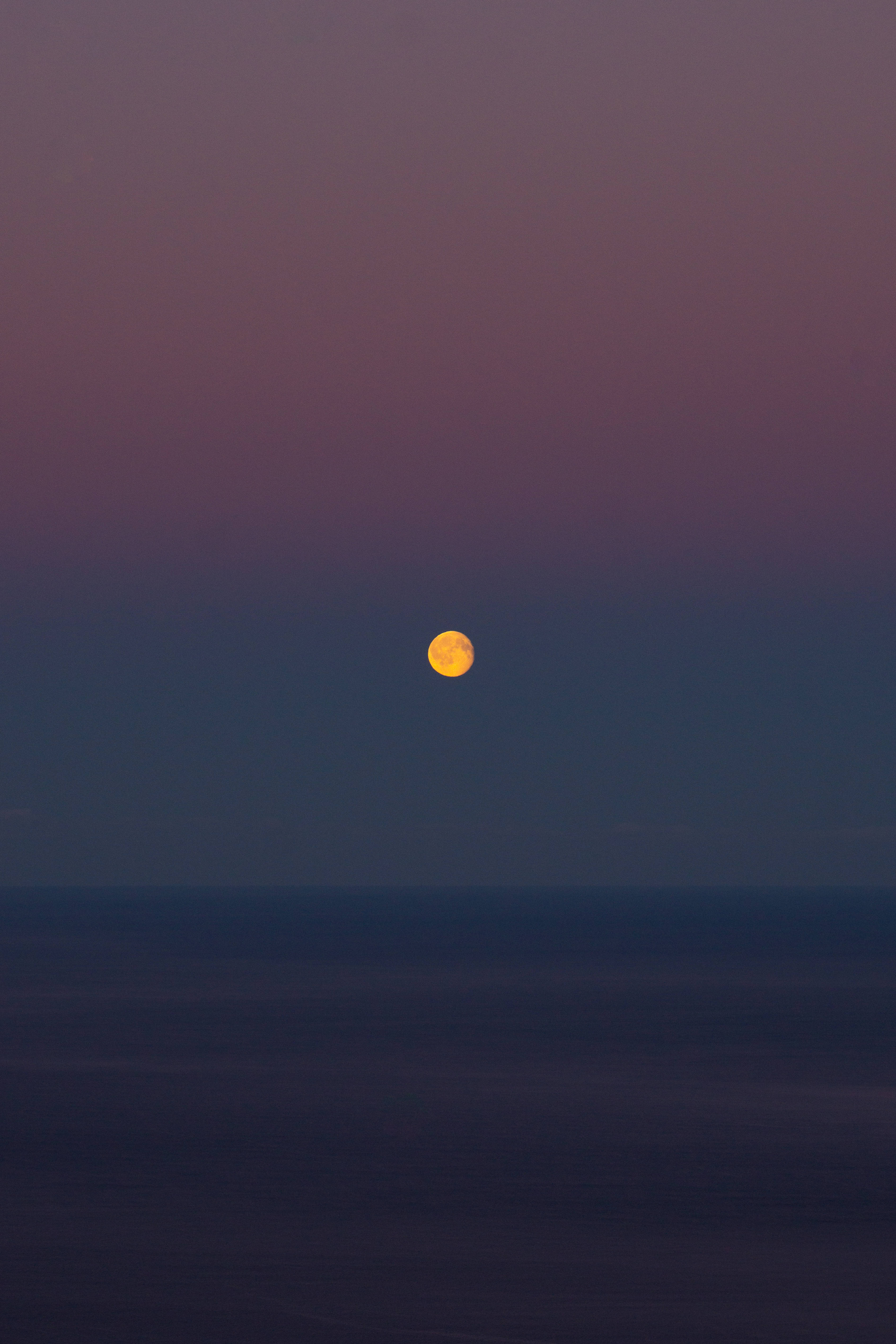 カラフルな夜明けの美しい月 壁紙
