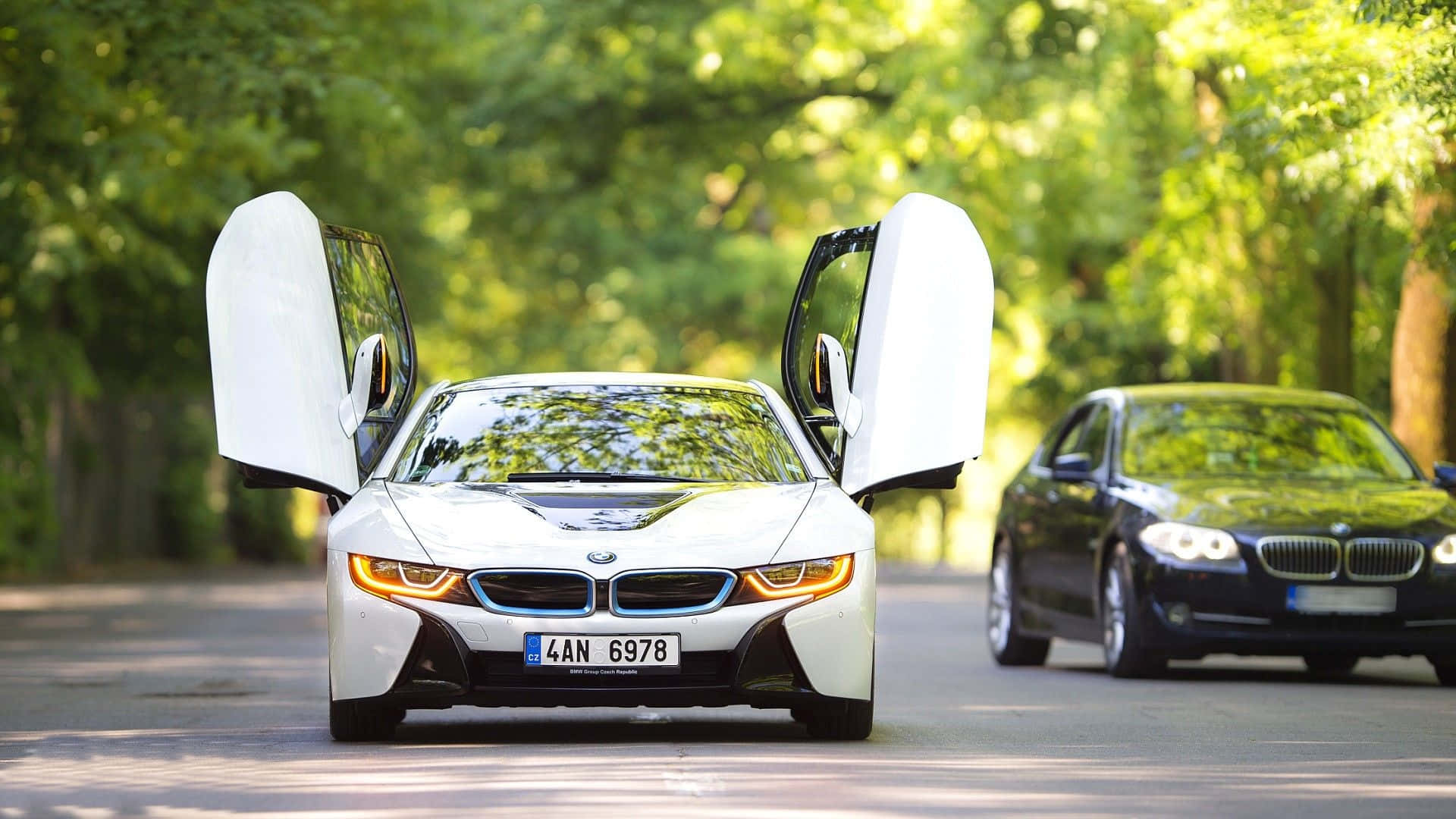 ガルウィングドアの白いBMW 壁紙