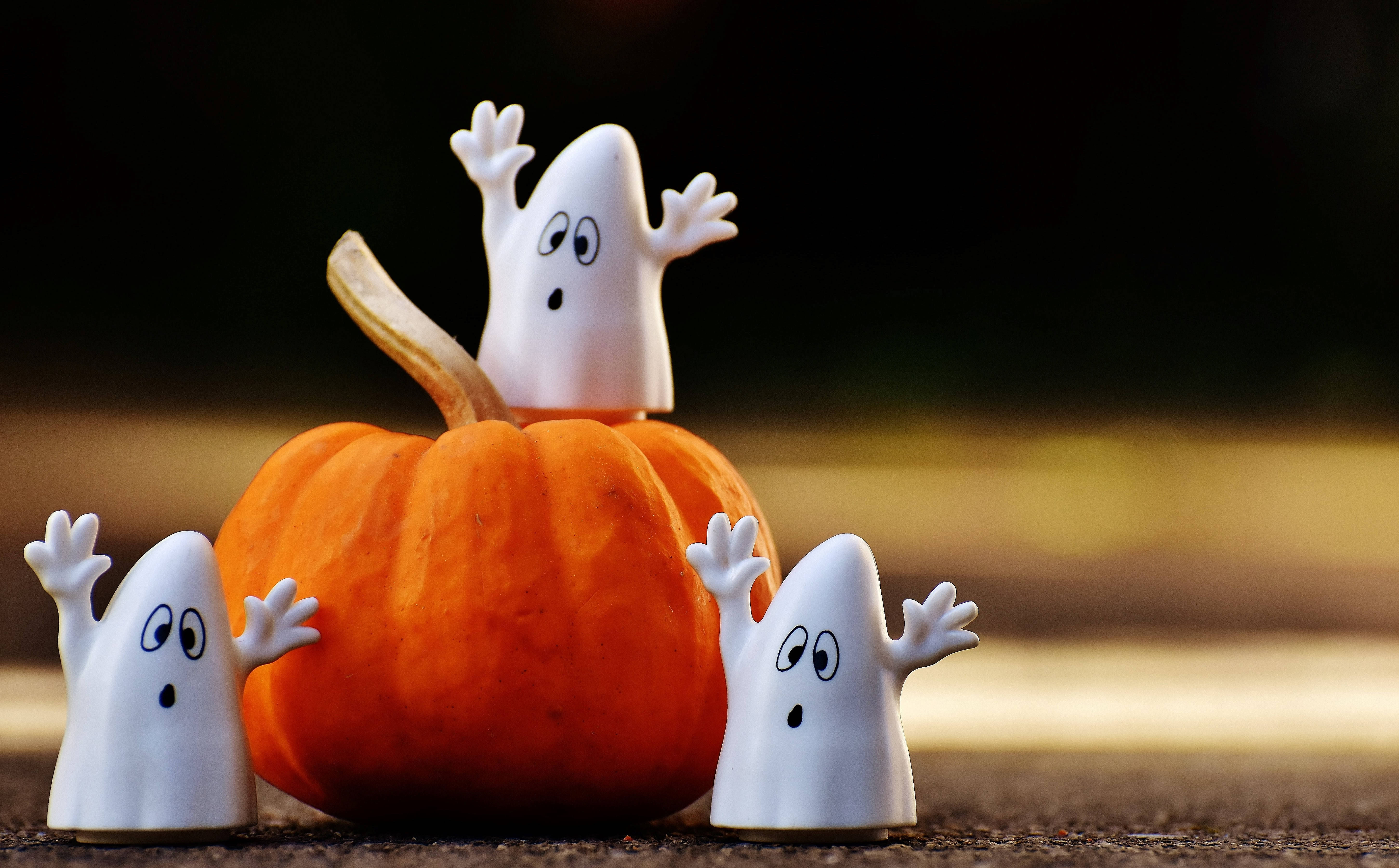 キュートなハロウィンの白いおばけデコレーション 壁紙