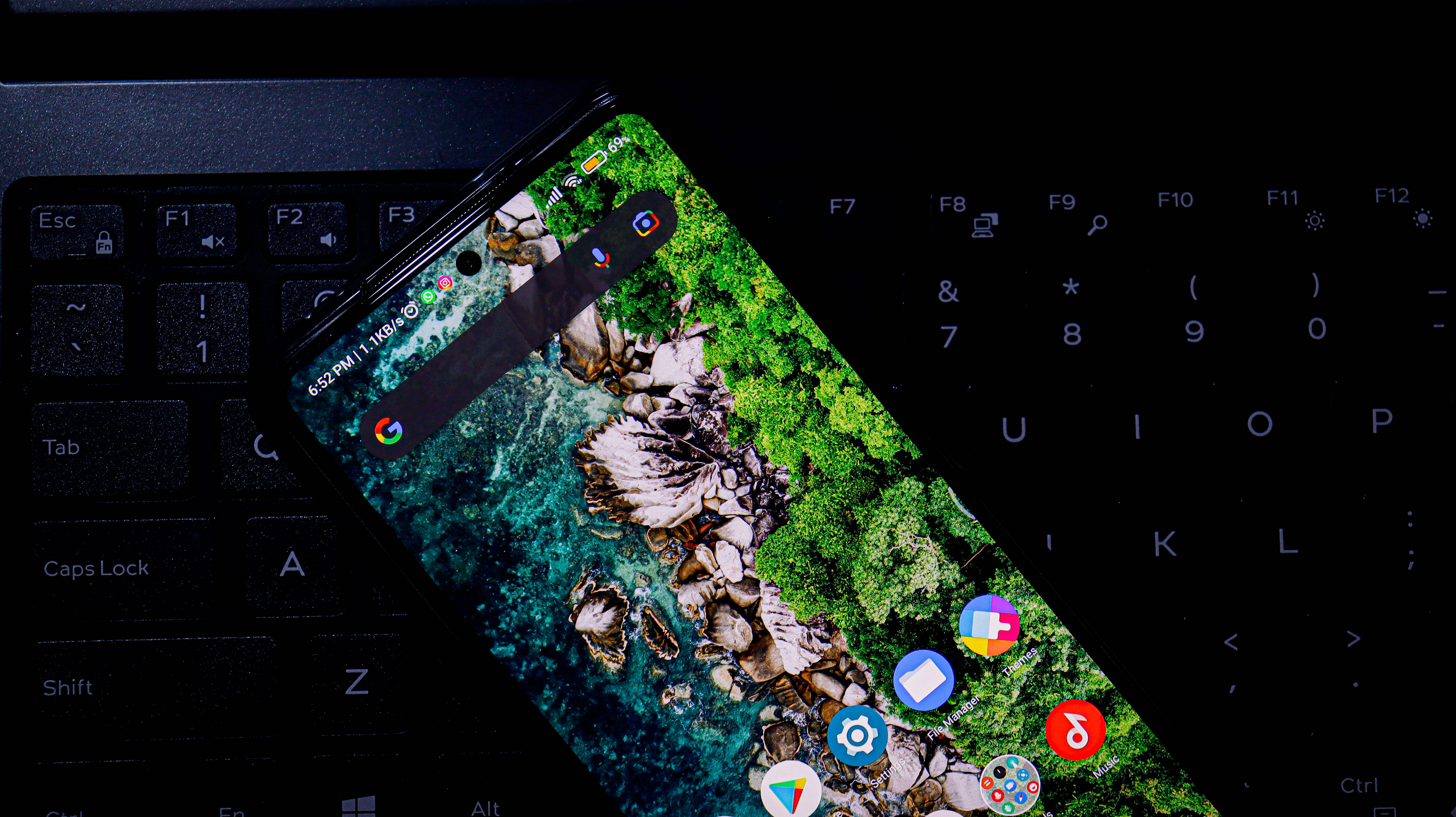 キーボードの上のXiaomiスマートフォン 壁紙