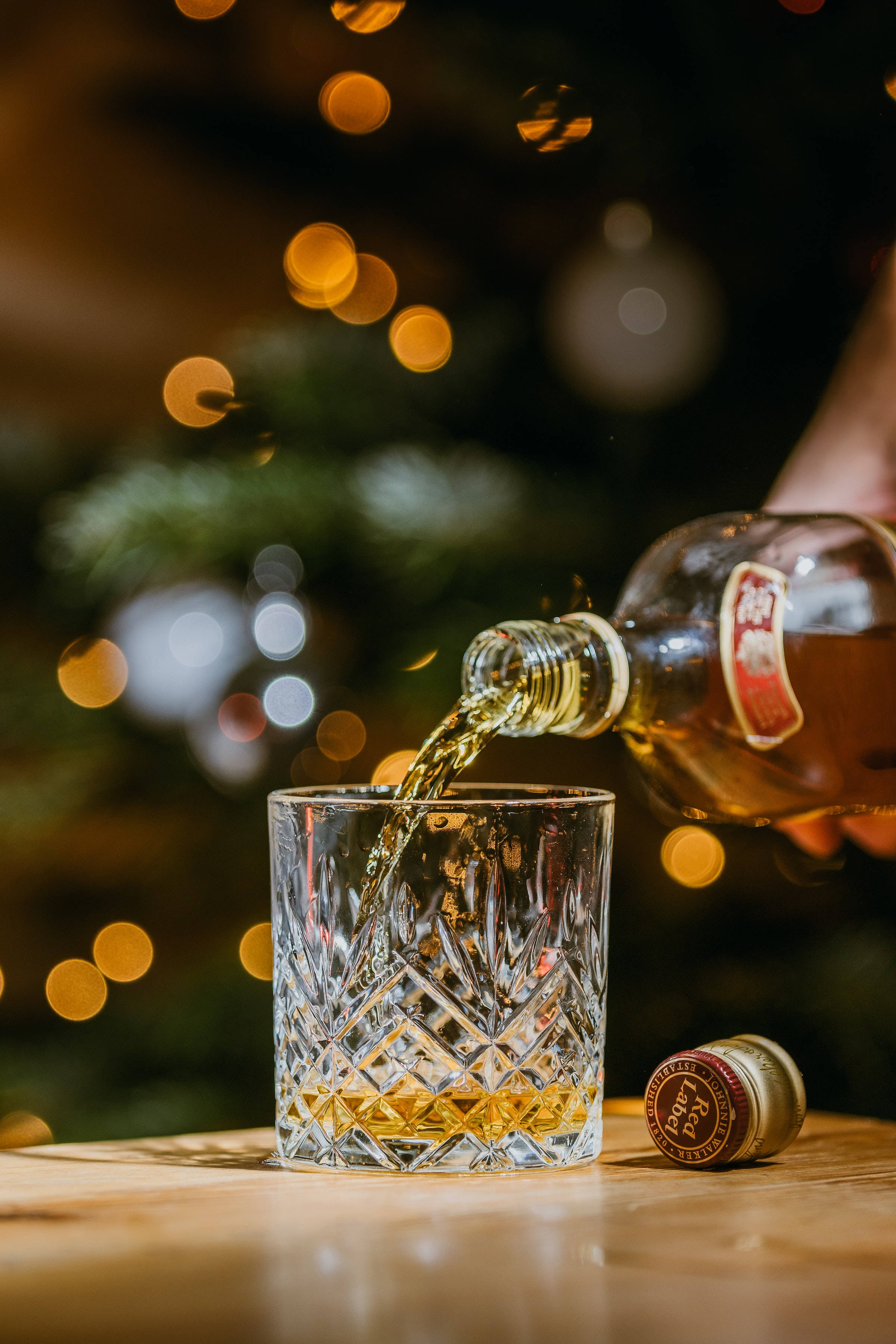 クリスマス グラスに注がれるウイスキー 壁紙