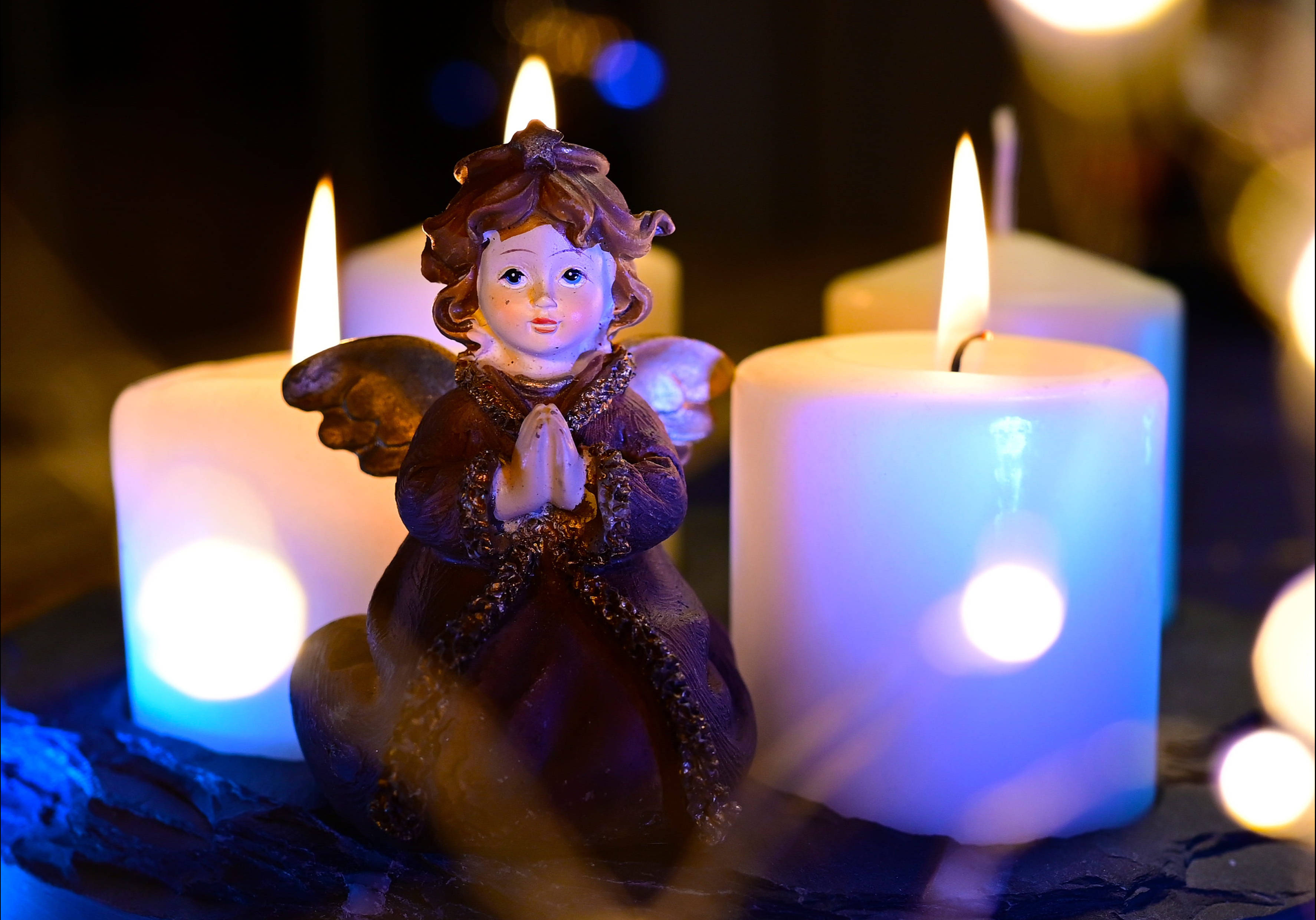 クリスマスの天使と白いキャンドル 壁紙