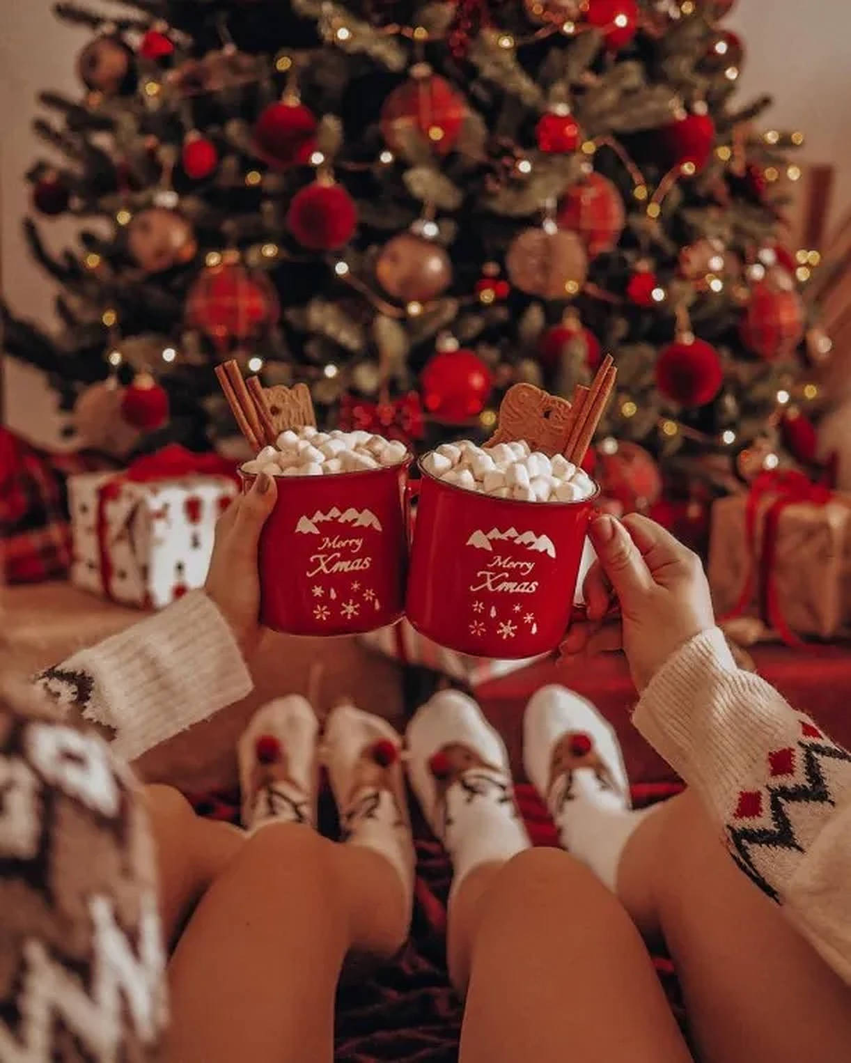 クリスマスの温かい雰囲気をまとった赤いマグカップ 壁紙