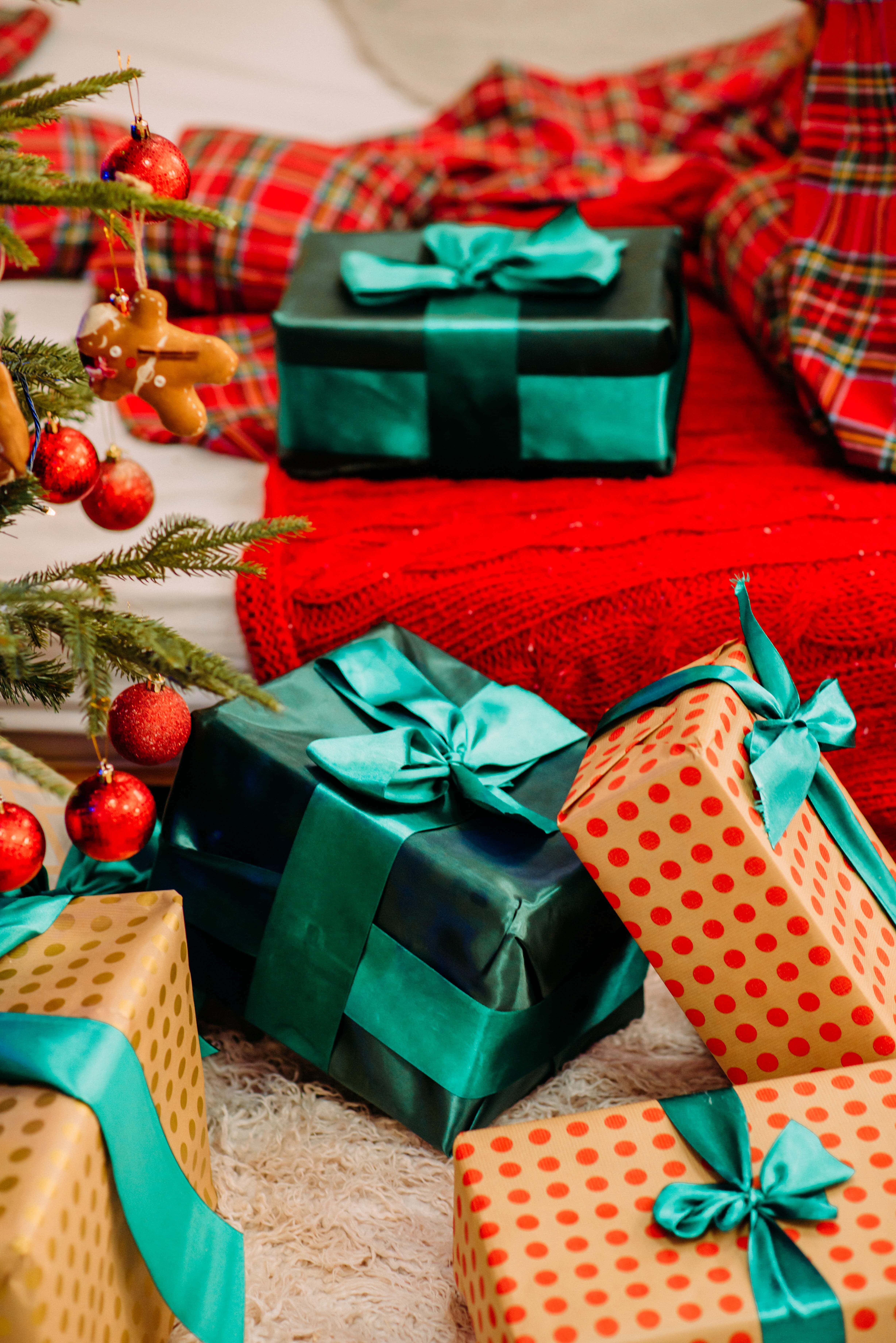 クリスマスの風景とワクワクするプレゼントの背景 壁紙