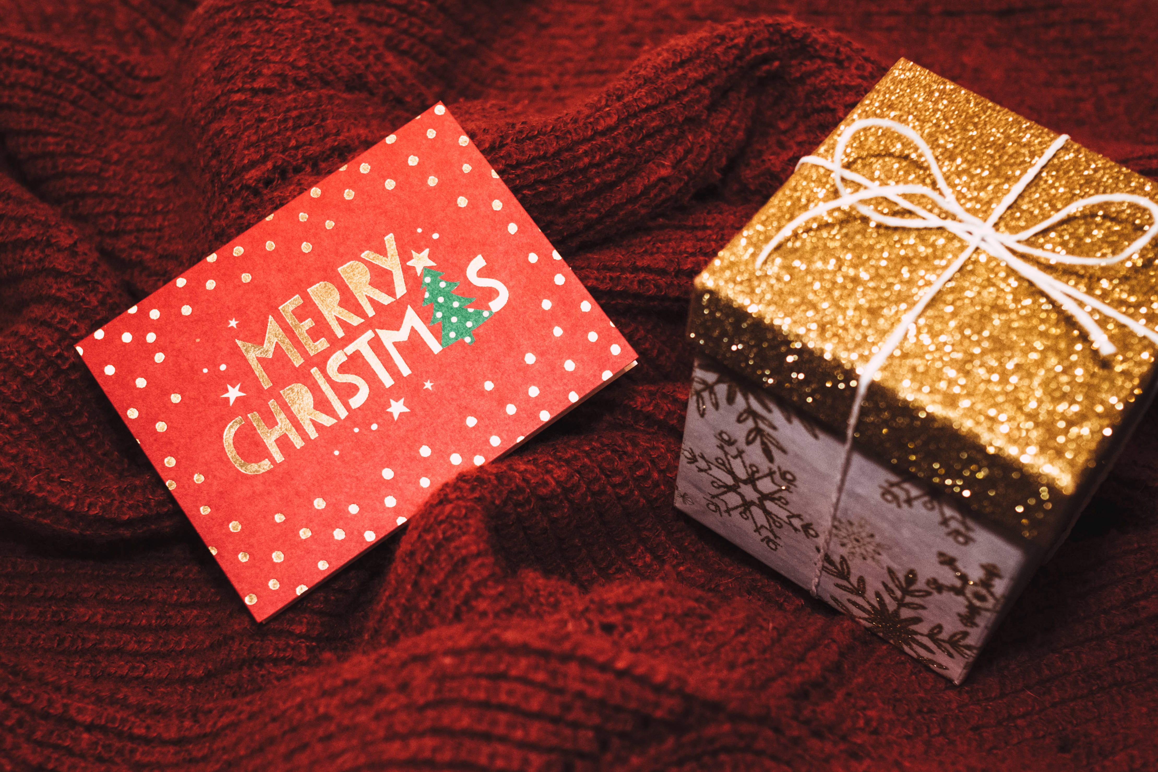 クリスマスを祝う喜びのギフトとカード 壁紙