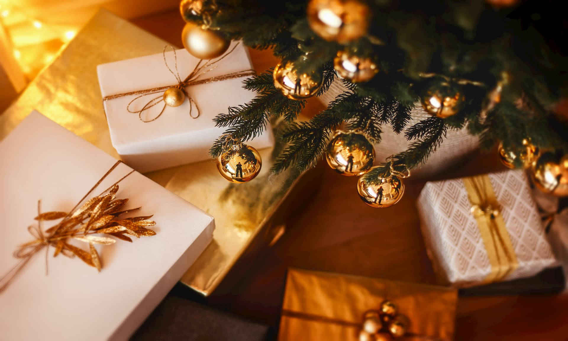 クリスマスツリーの下のプレゼント 壁紙