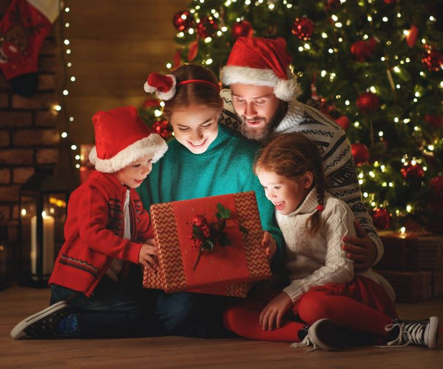 クリスマスプレゼントが溢れる光景 壁紙