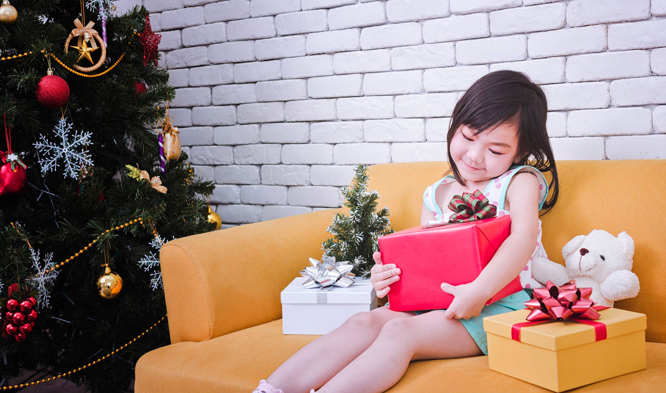 クリスマスプレゼントを持つ少女 壁紙
