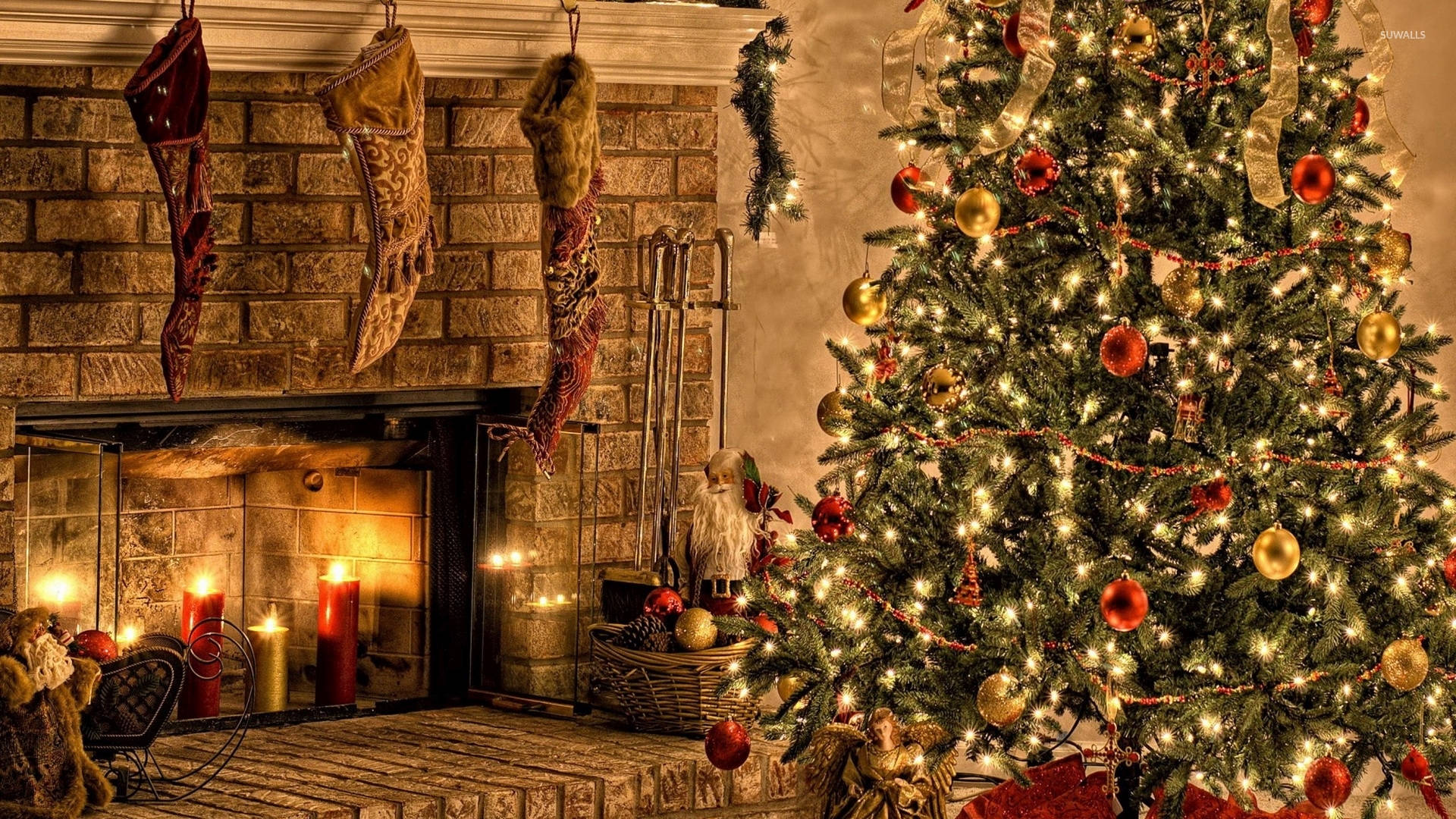 クールなクリスマスツリーと暖炉のデスクトップ 壁紙