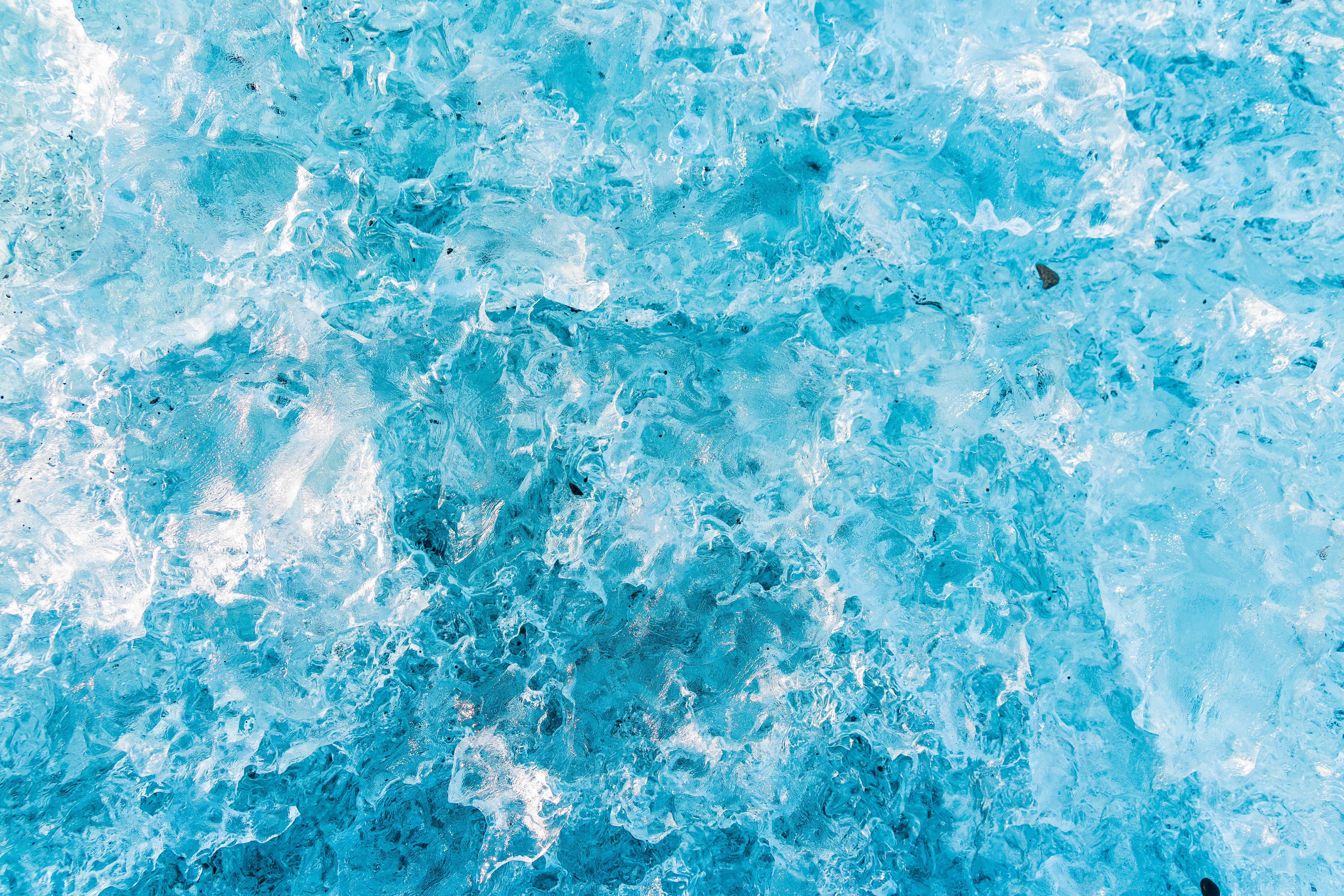 クールな青い結晶の氷河 壁紙