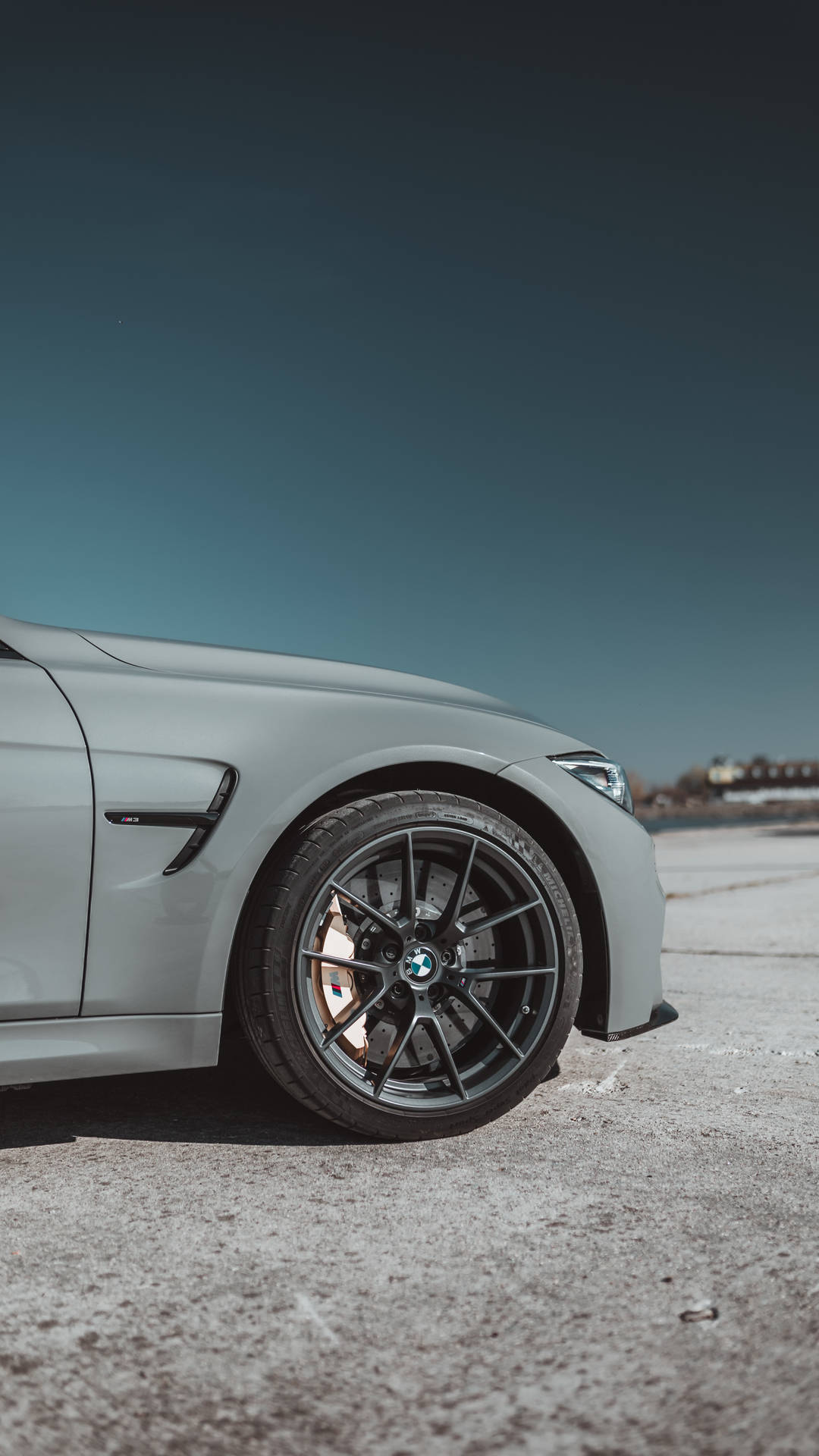 ロゴ入りグレーBMWのホイールの横からの壁紙
