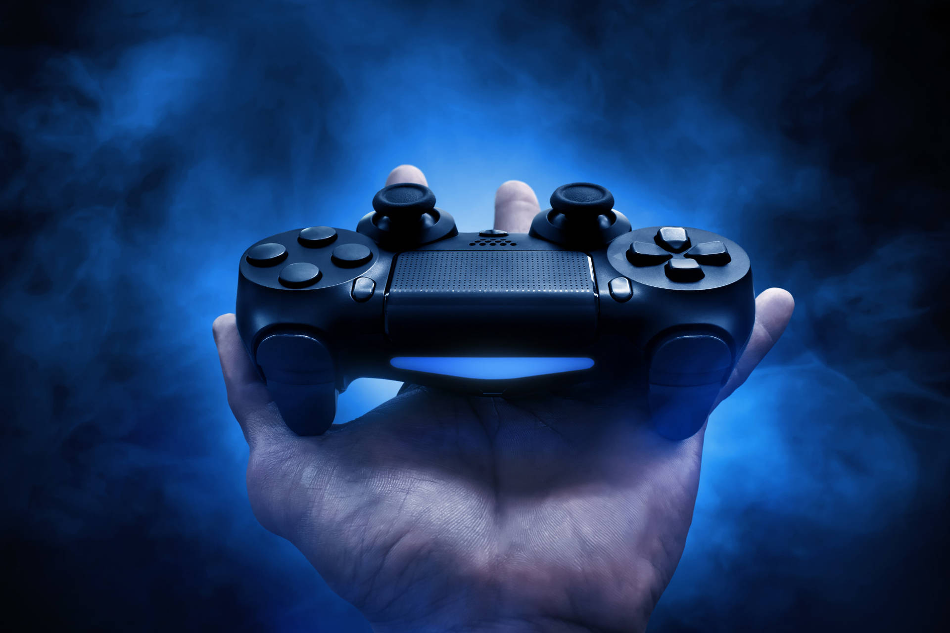 ゲームコントローラーを手に持った壁紙