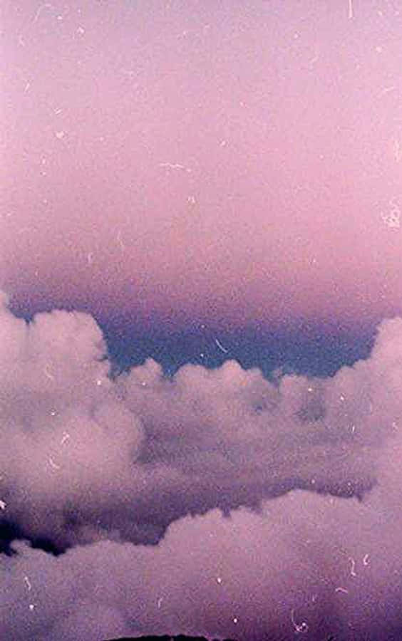 コットン雲とラベンダーパステルパープルの美的背景 壁紙