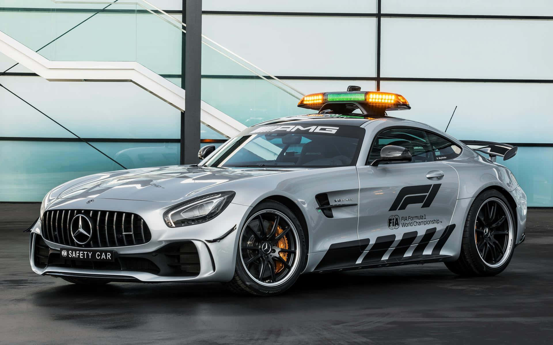 コースを高速で先導するセーフティカー 壁紙