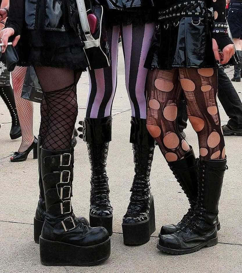 ゴシック衣装の三人の女性が並んで立つ 壁紙
