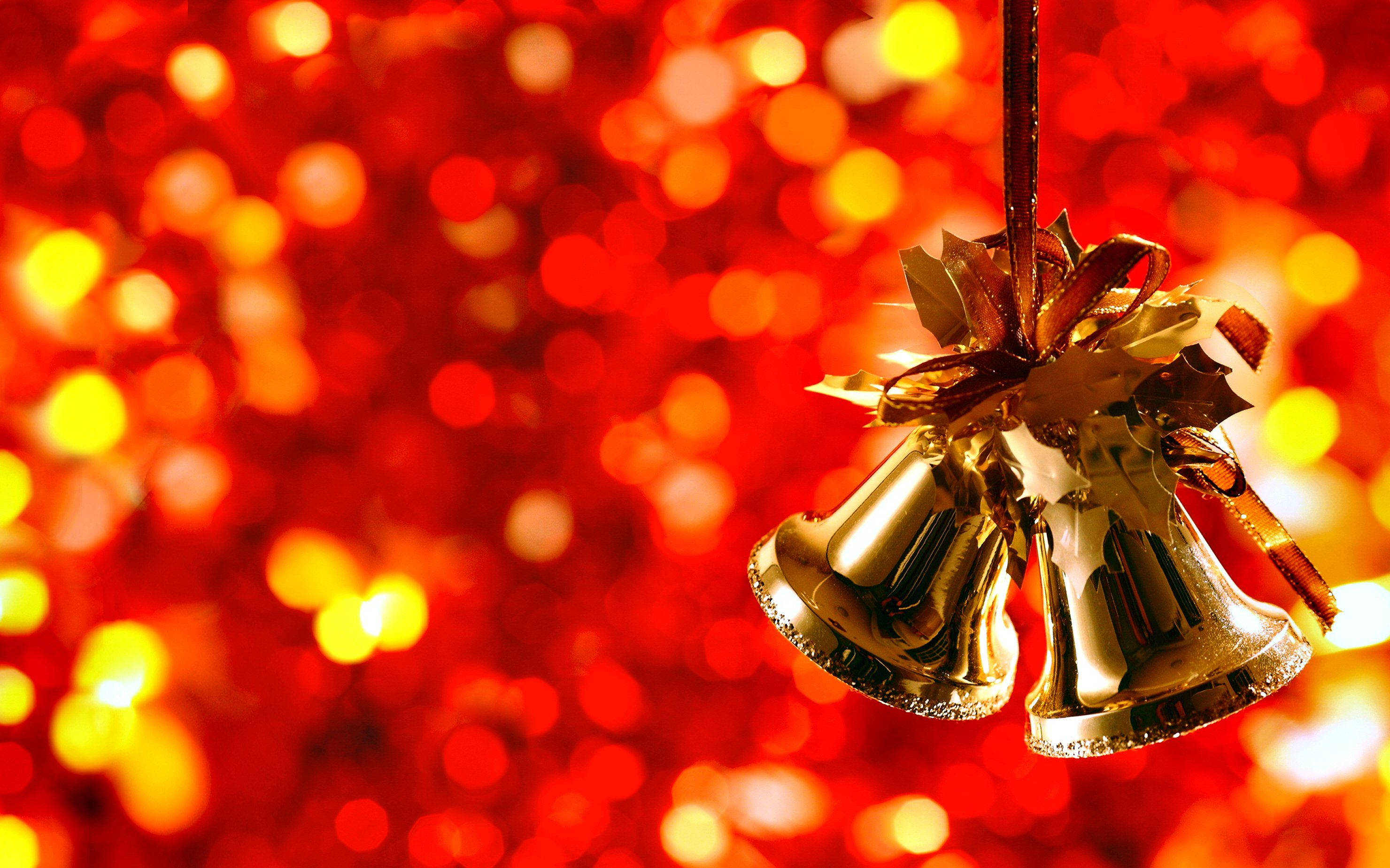ゴールドのクリスマスベルとボケのショット 壁紙