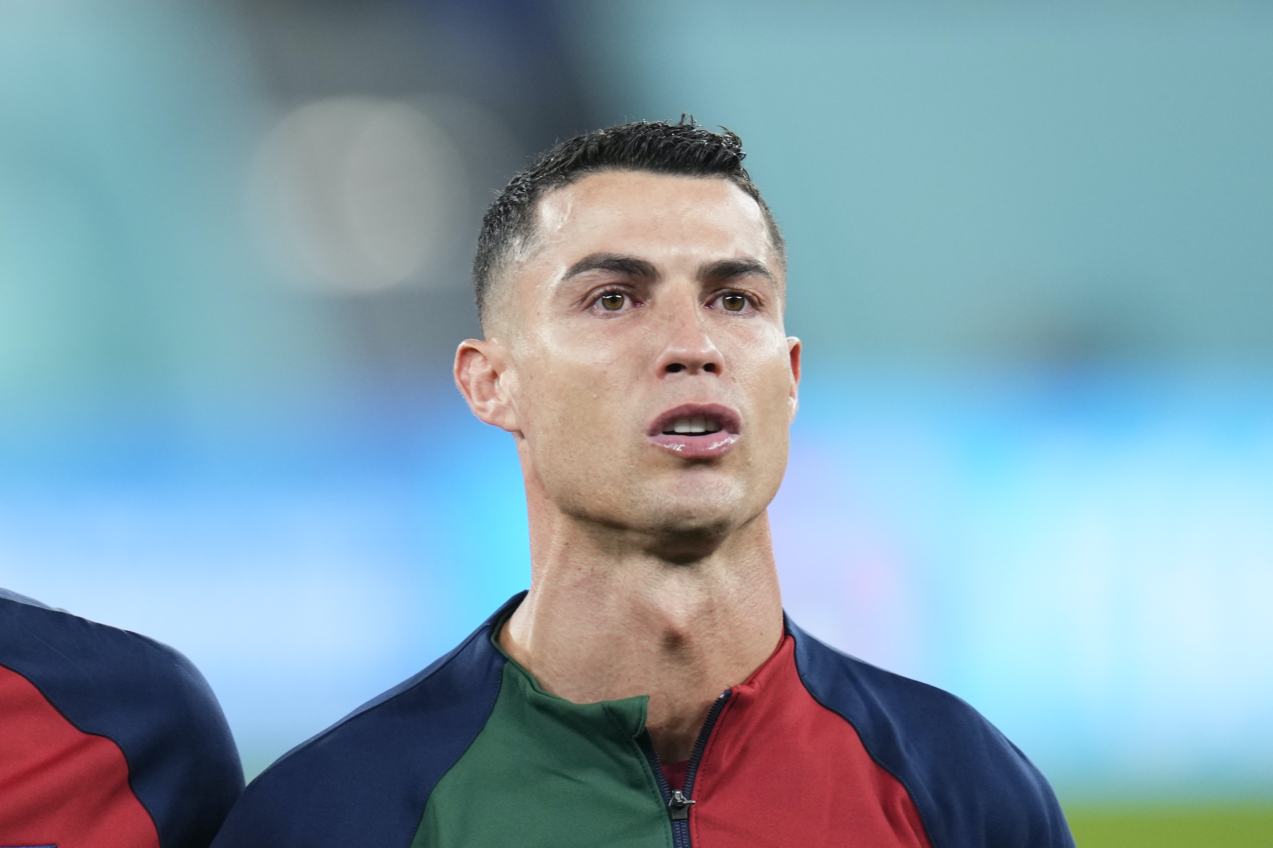 サッカー場でアクションを起こす準備が整ったクリスティアーノ・ロナウド 壁紙