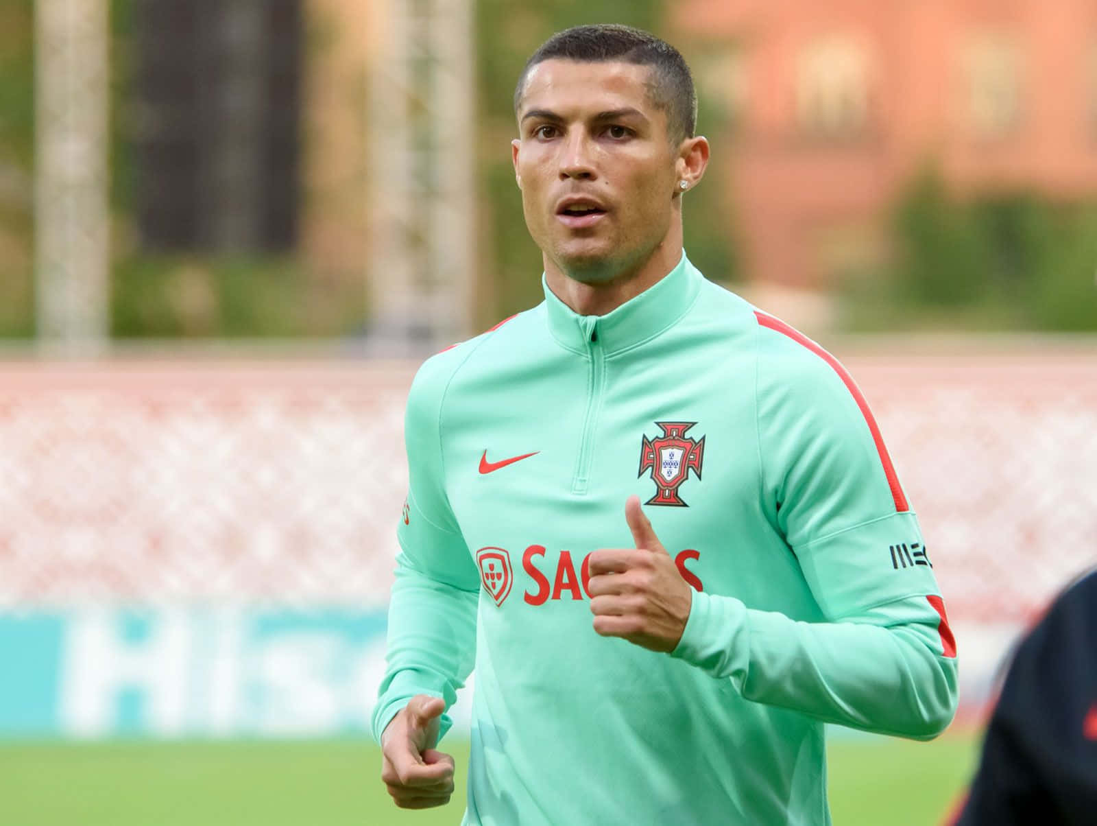 サッカー場で躍動するクリスティアーノ・ロナウド 壁紙