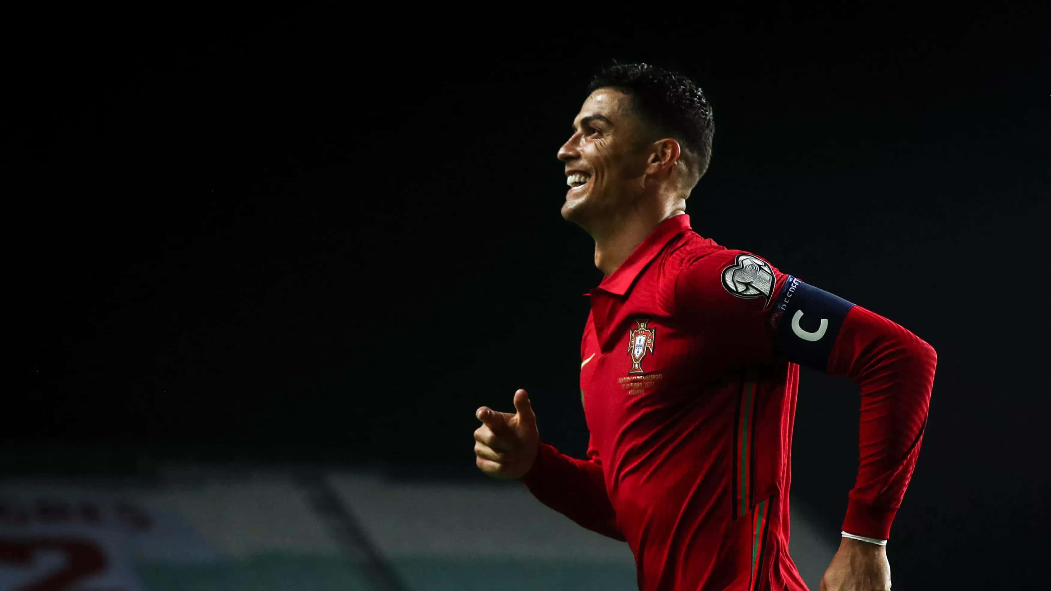 サッカー場を駆けるクリスティアーノ・ロナウド 壁紙