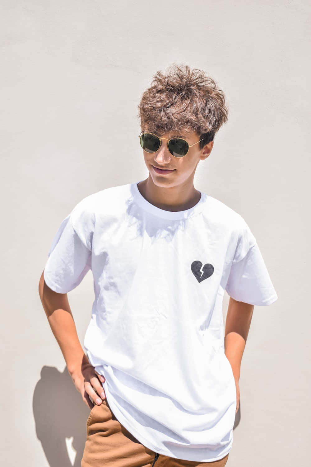 サングラスと白いTシャツを着た若い男性 壁紙