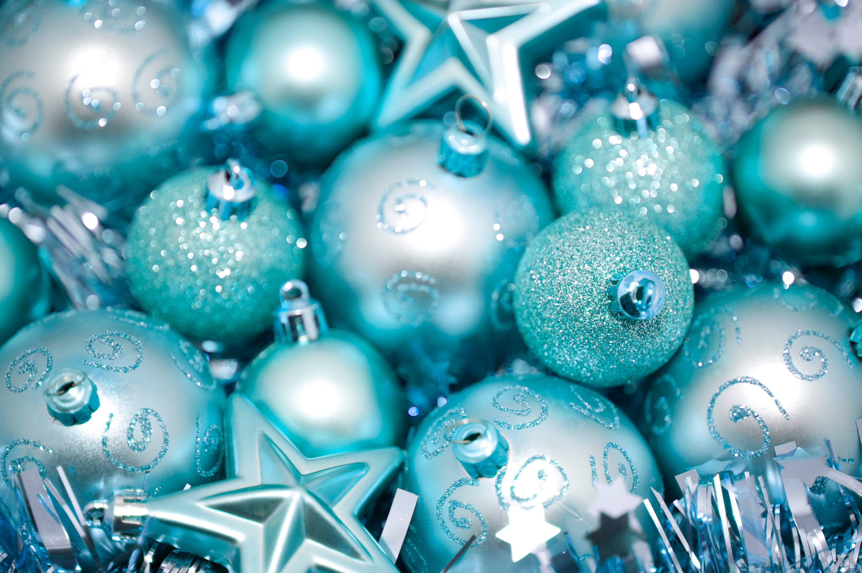 シアン色のクリスマスオーナメントが彩るホリデー気分 壁紙