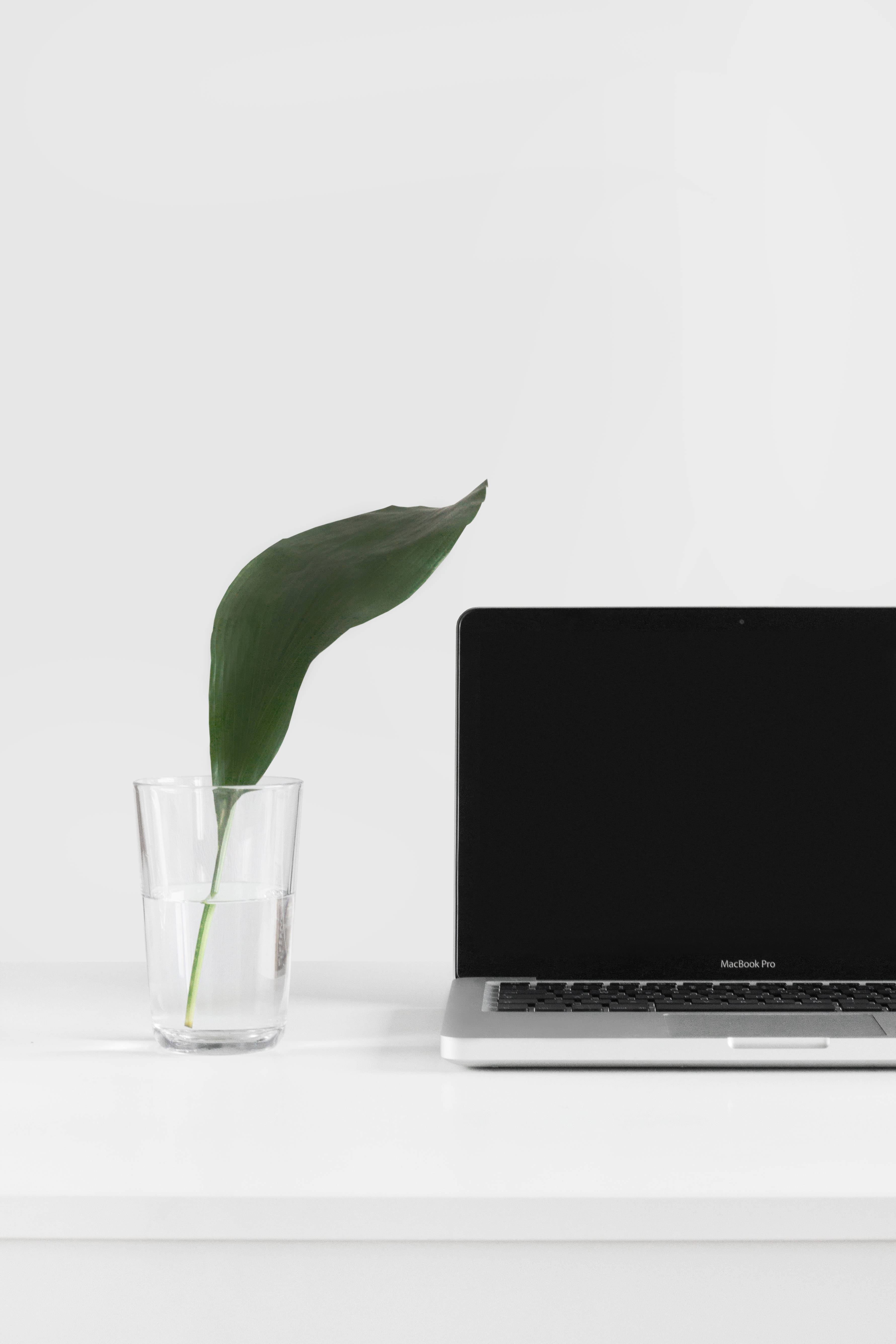 スタイリッシュなミニマル MacBook Pro セットアップ 壁紙