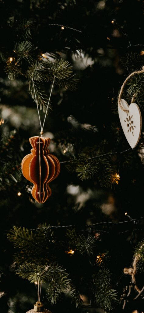 シンプルなクリスマスツリーのオーナメント飾り 壁紙