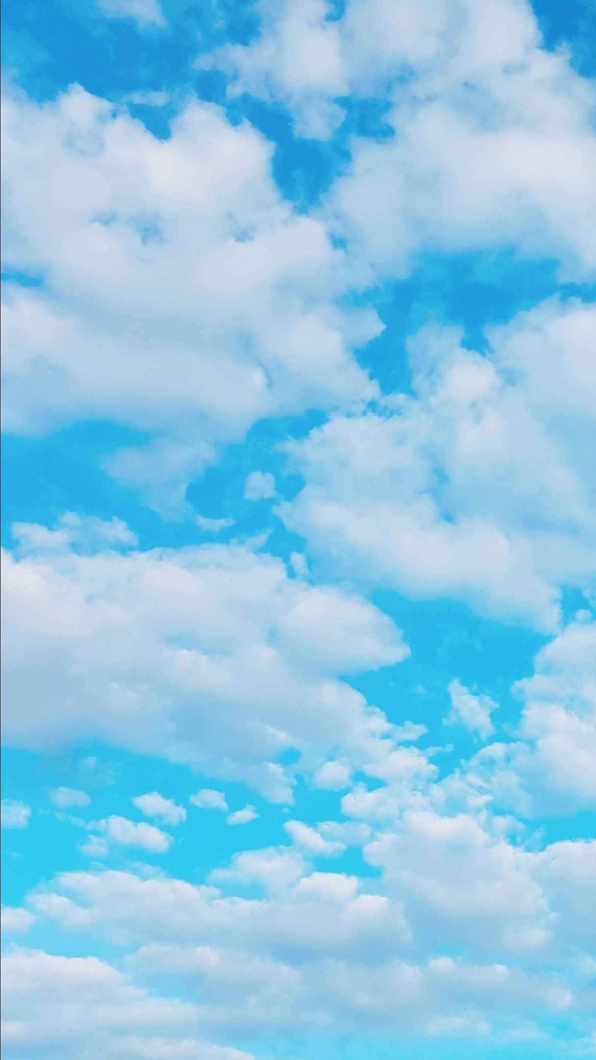 シンプルな青空と白い雲の美しい風景 壁紙