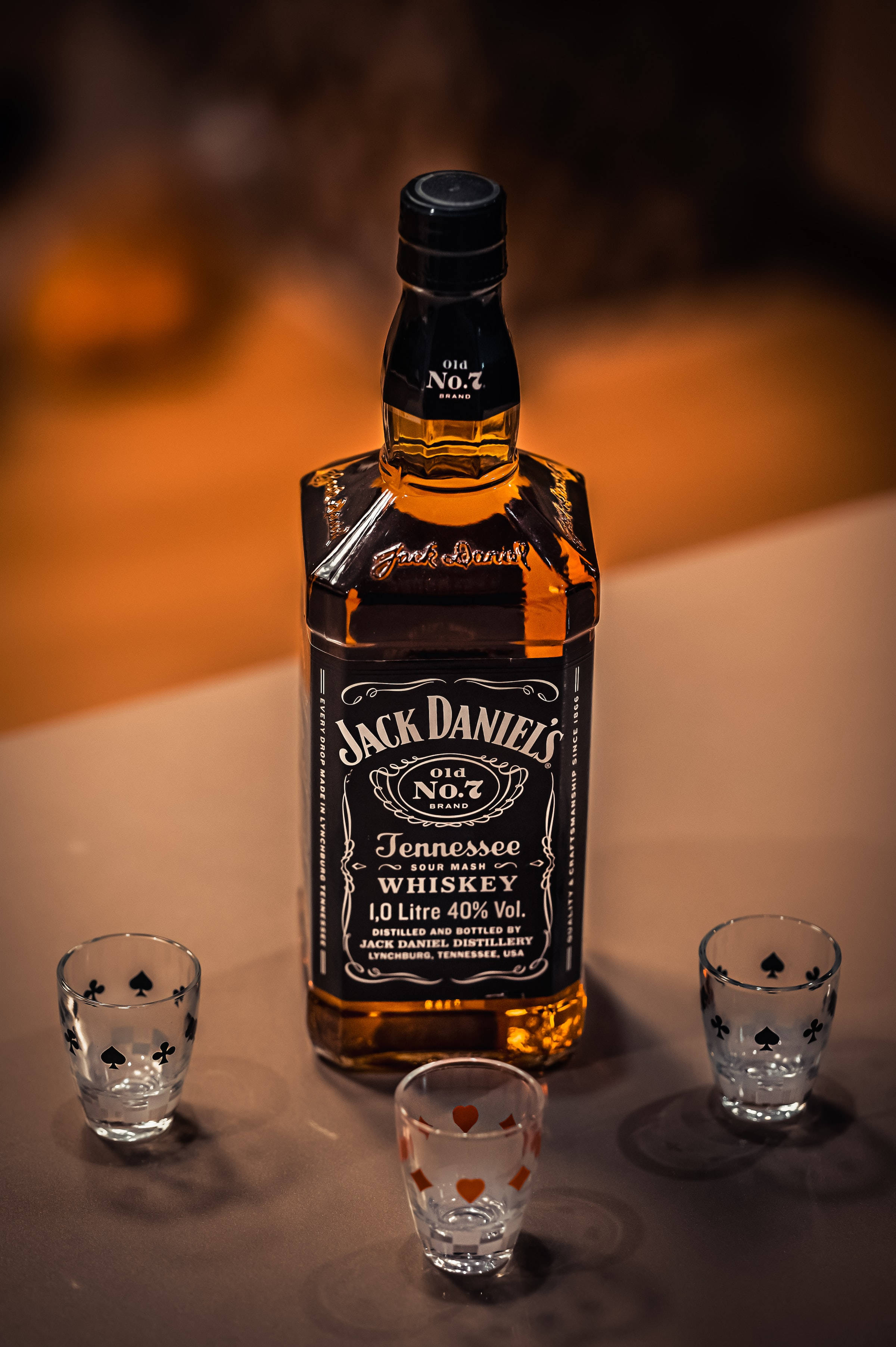 ジャックダニエルウイスキーボトルとショットグラス 壁紙