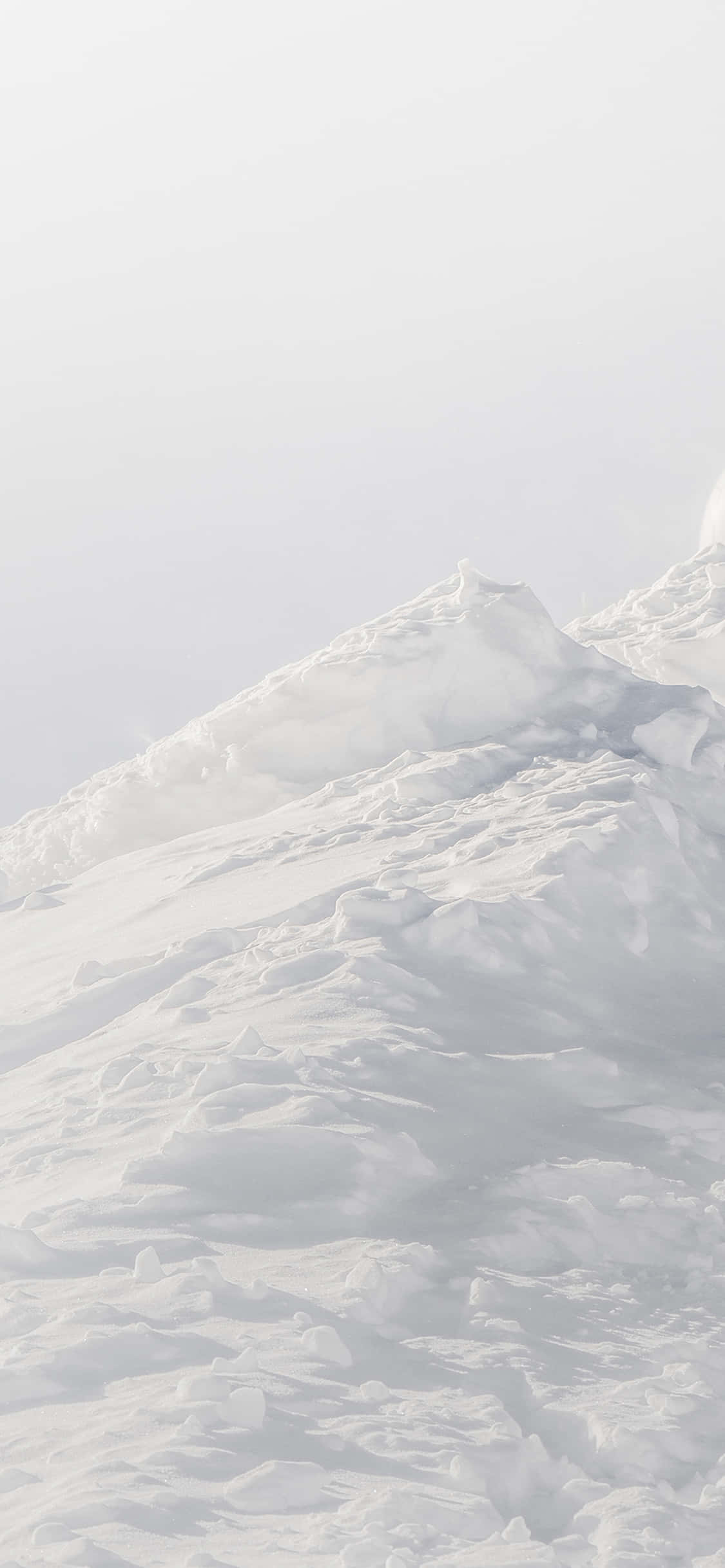 スキーで雪の斜面を滑る人 壁紙