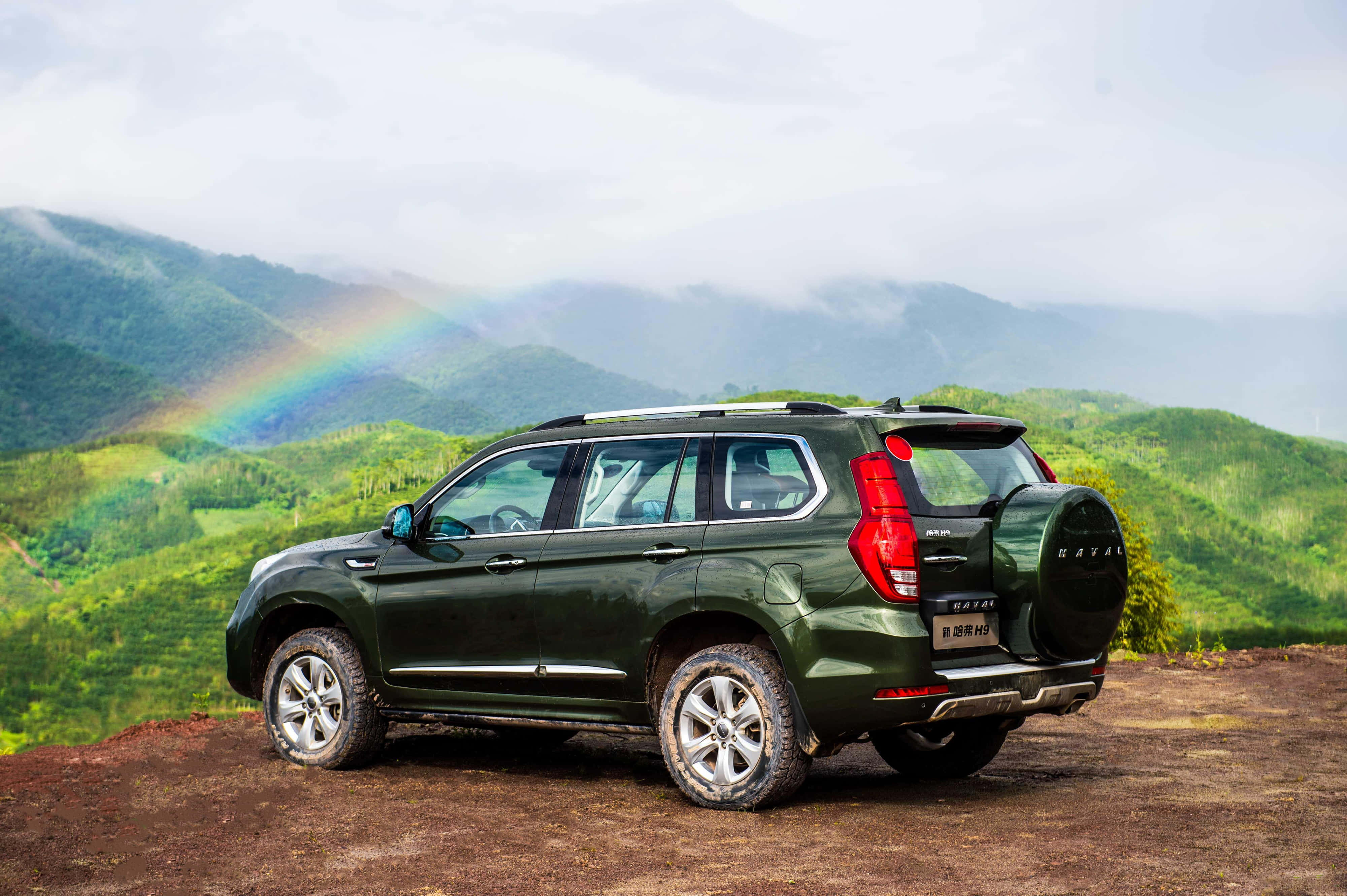 スタイリッシュでパワフルなハバルSUV、道路上を疾走 壁紙