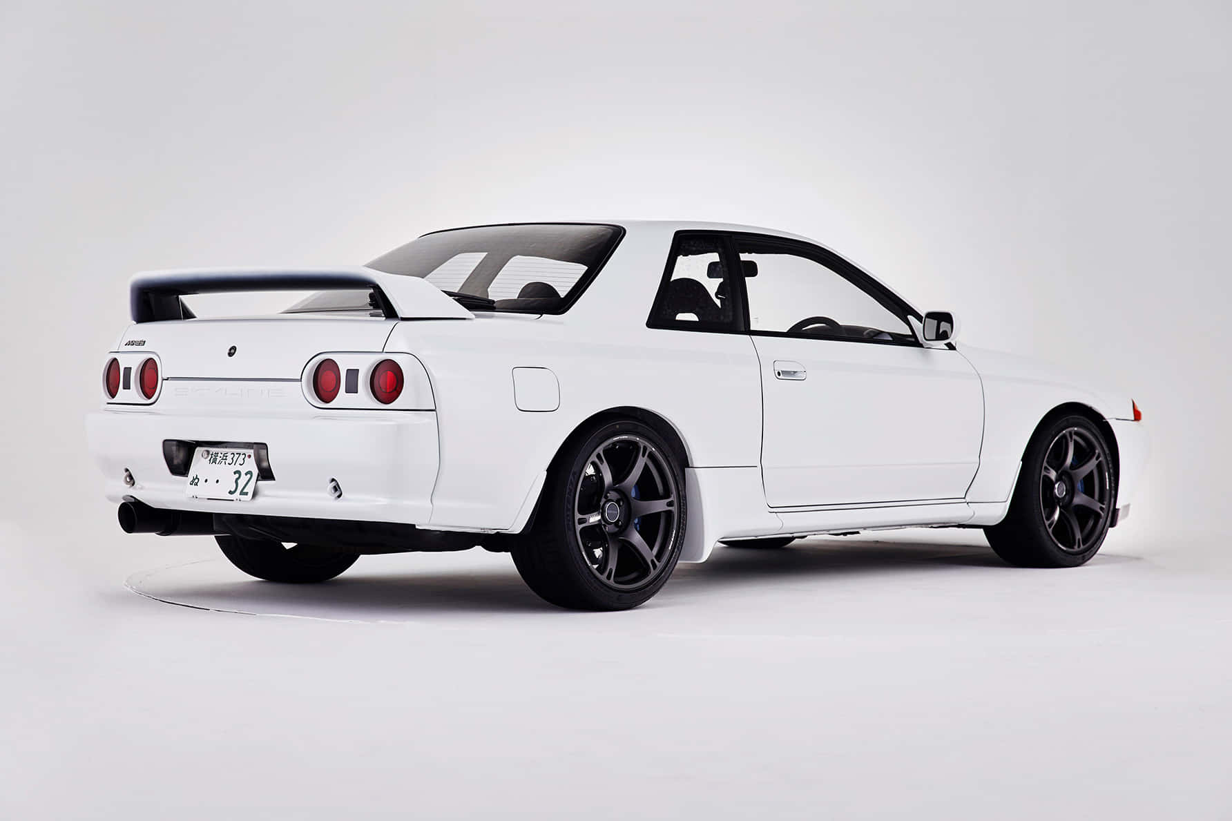 スタジオで展示された白い車 壁紙