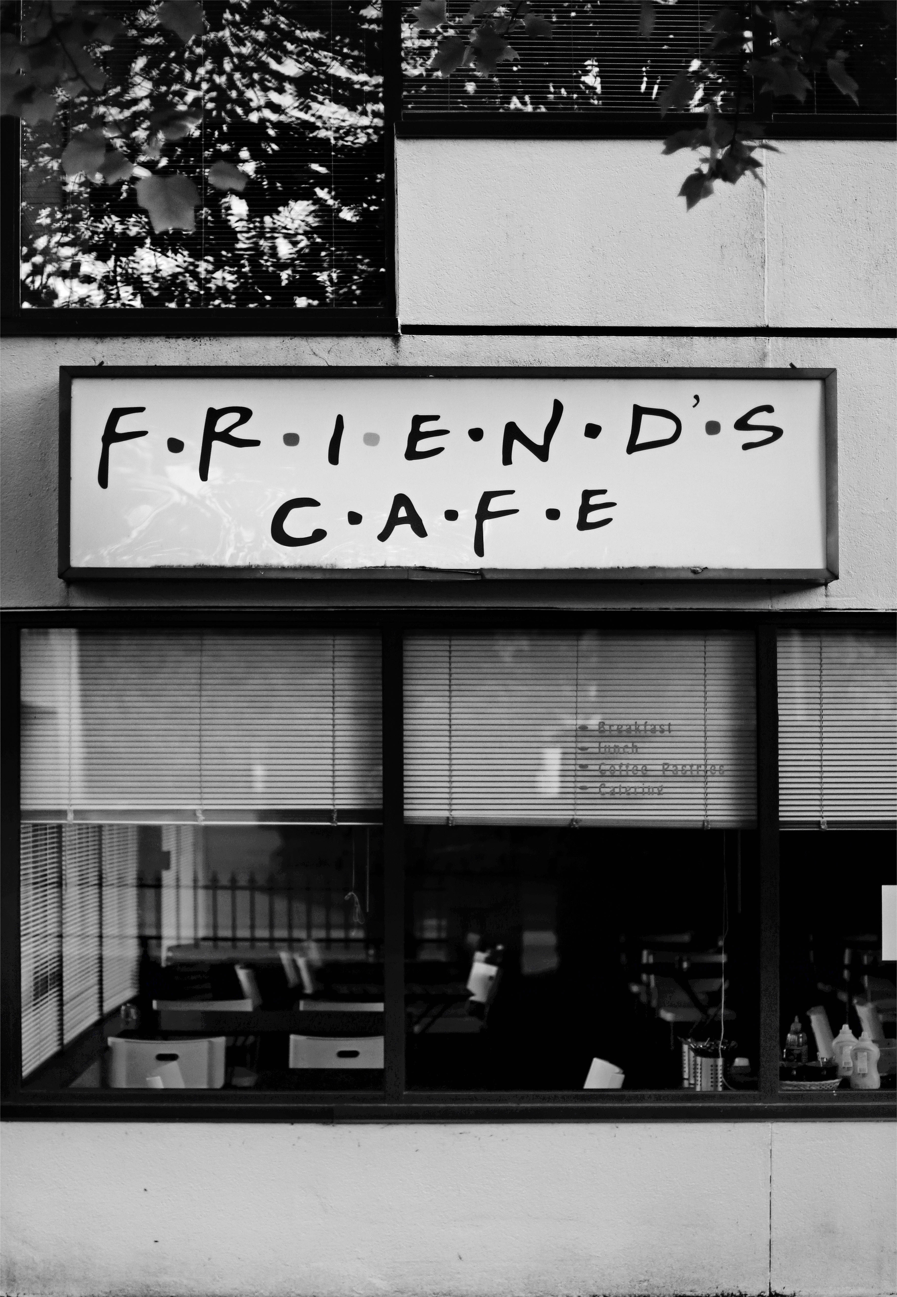 セントラルパークカフェでコーヒーを楽しむ仲間たち 壁紙